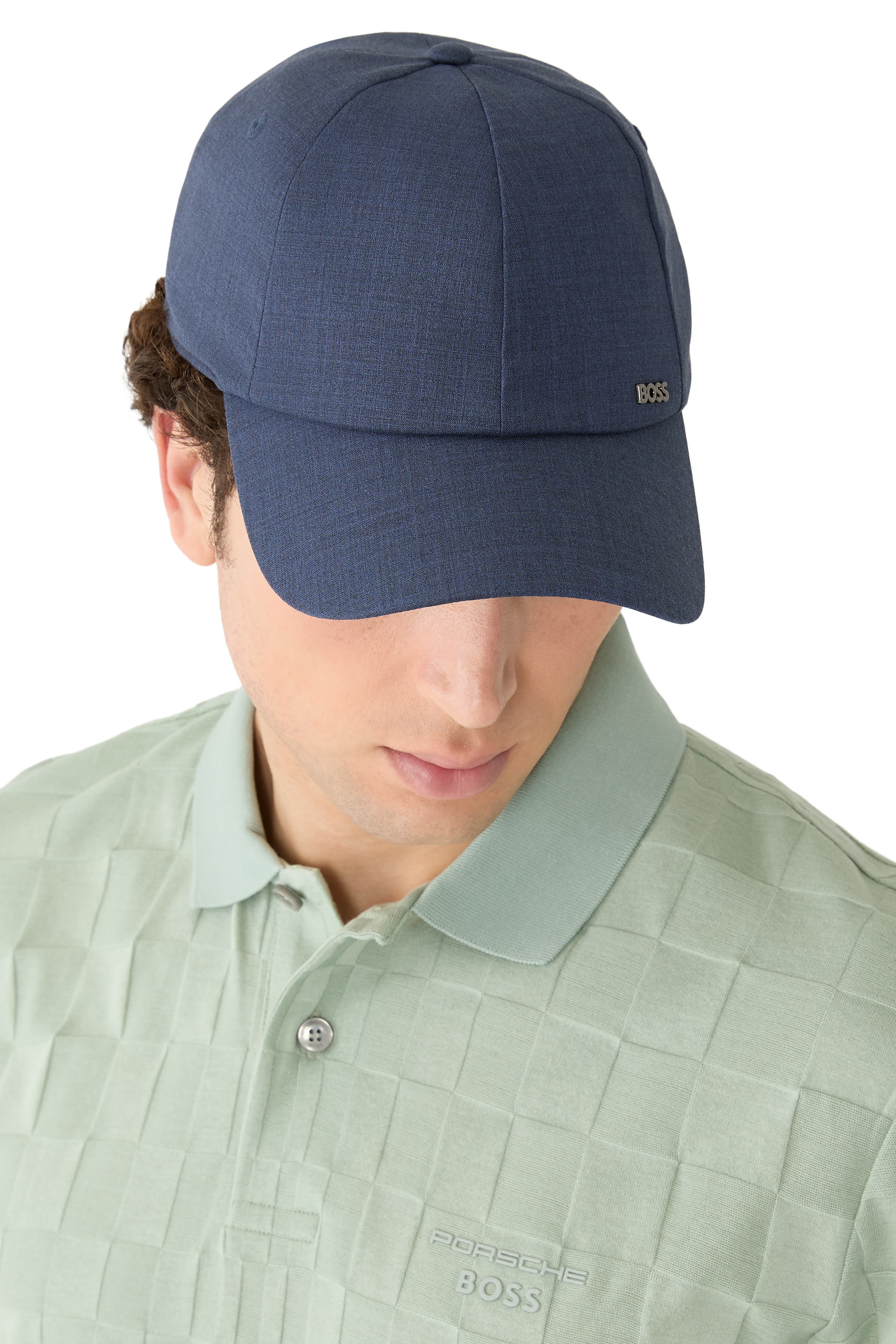 كاب برفورمنس بحروف شعار الماركة بلمسة لامعة