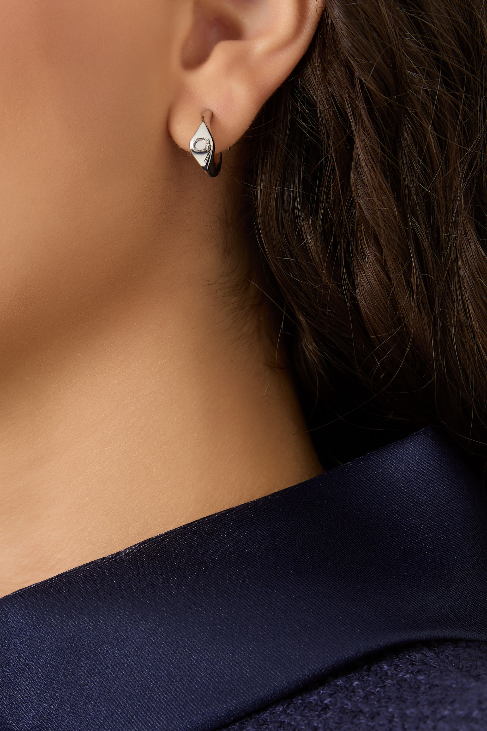 أقراط هاجي بشعار الماركة