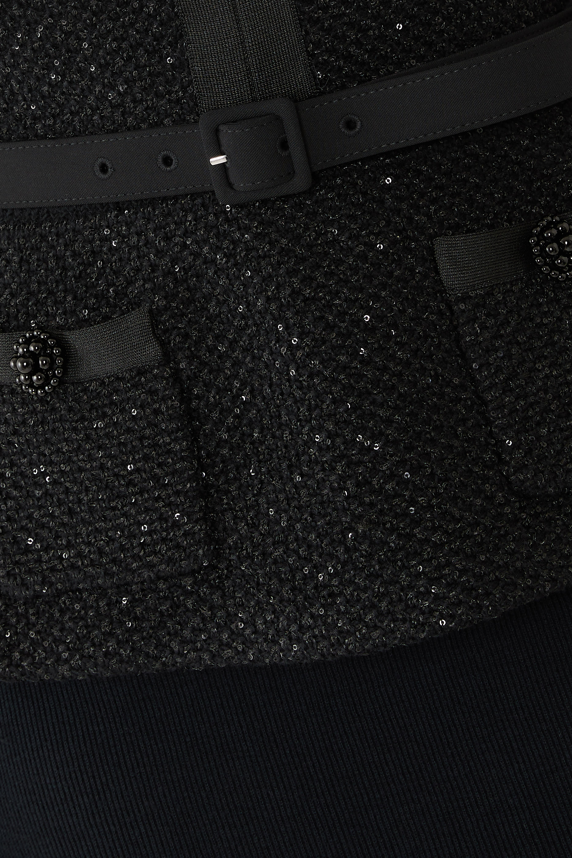 فستان منسوج بقصة ضيقة متوسطة الطول مزين بترتر