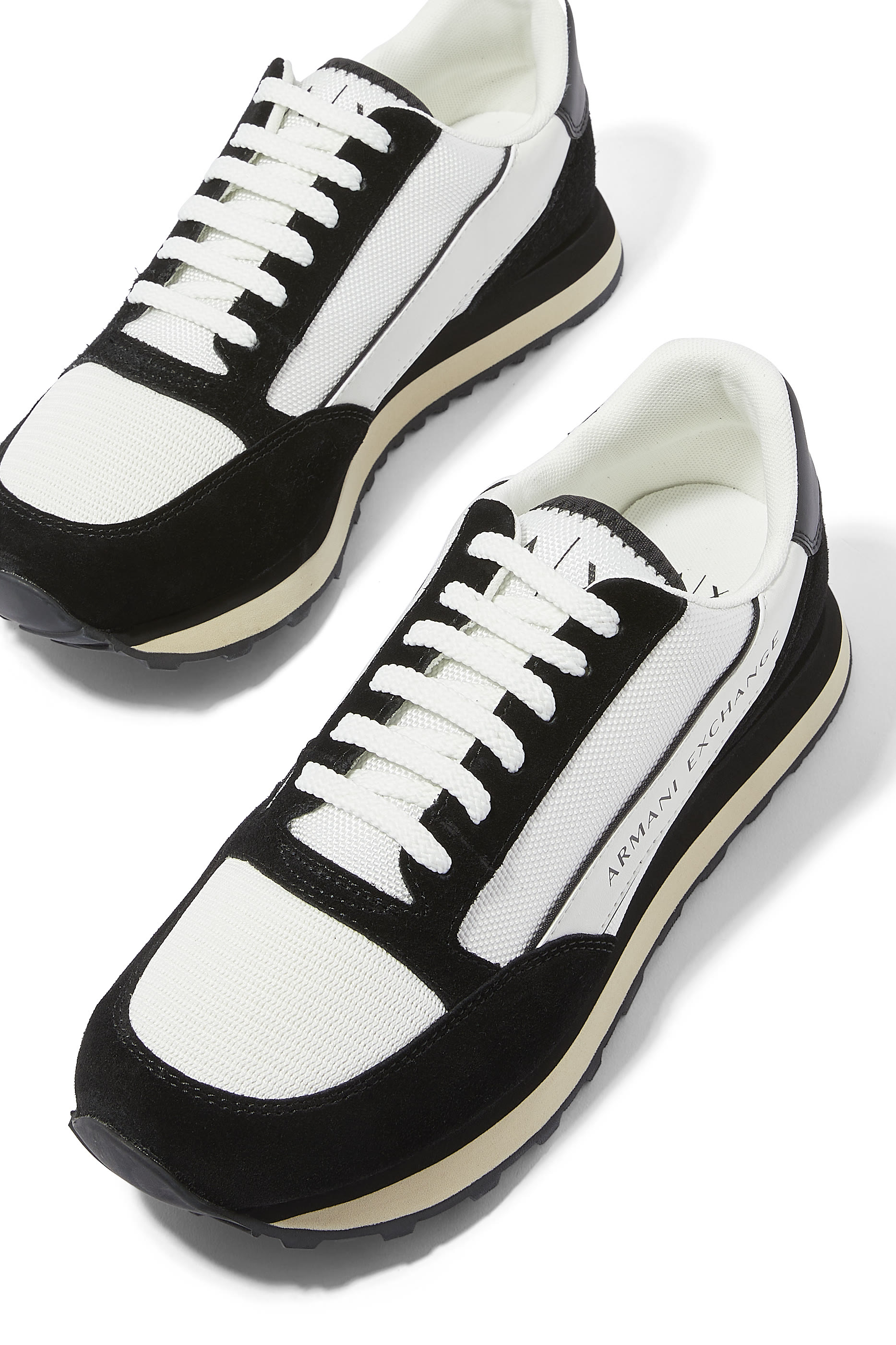 سنيكرز مزين بحروف شعار الماركة