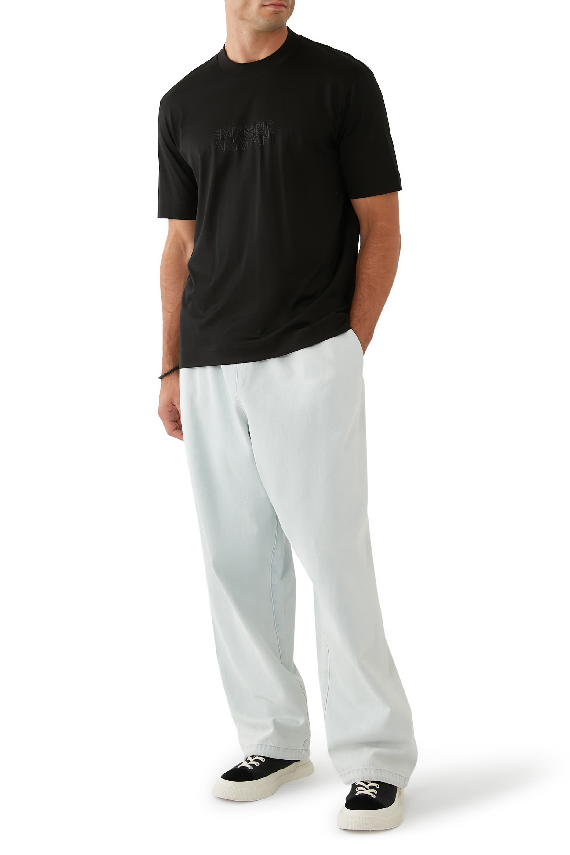 تيشيرت بشعار الماركة بحجم كبير