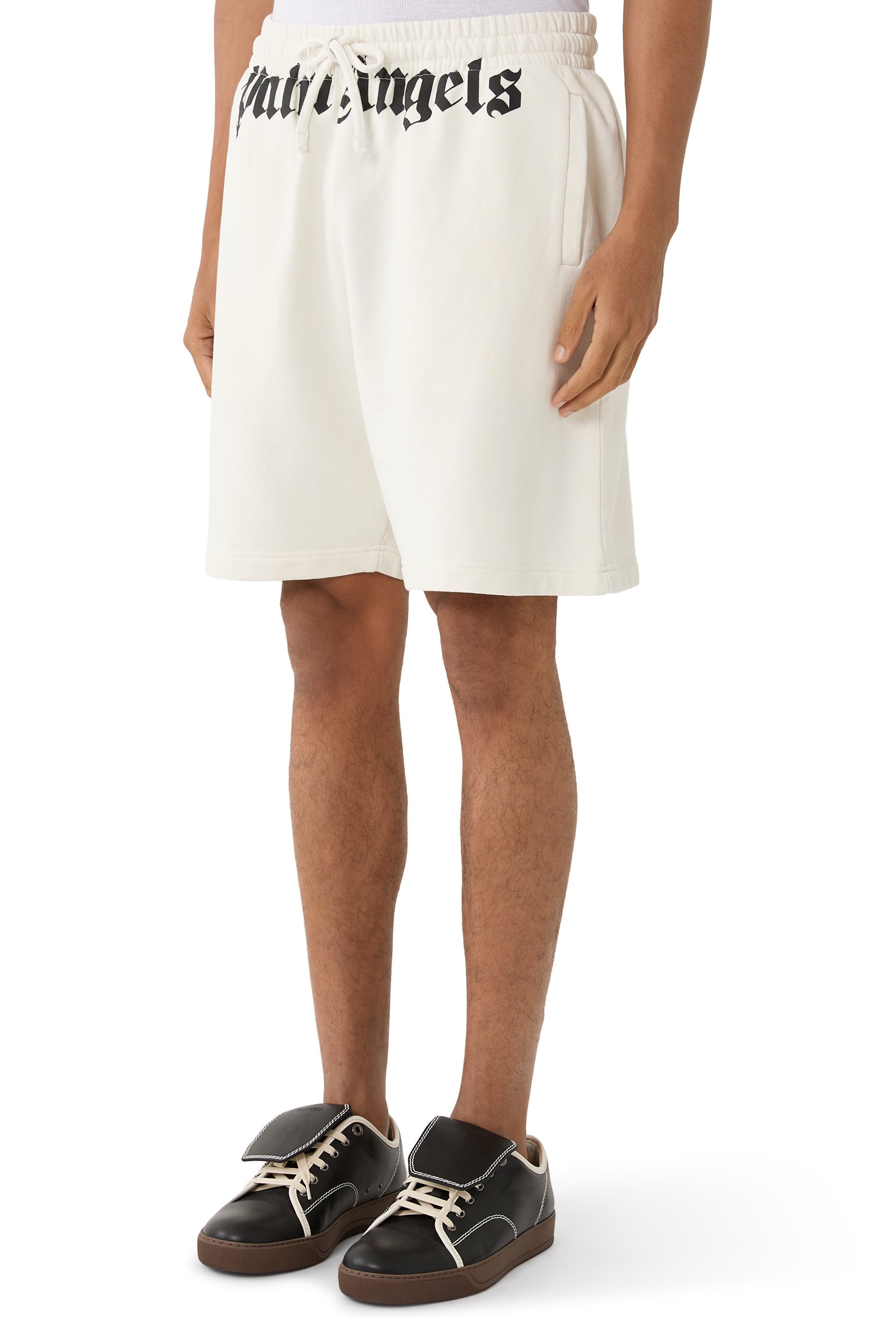 شورت رياضي بشعار الماركة عند الخصر