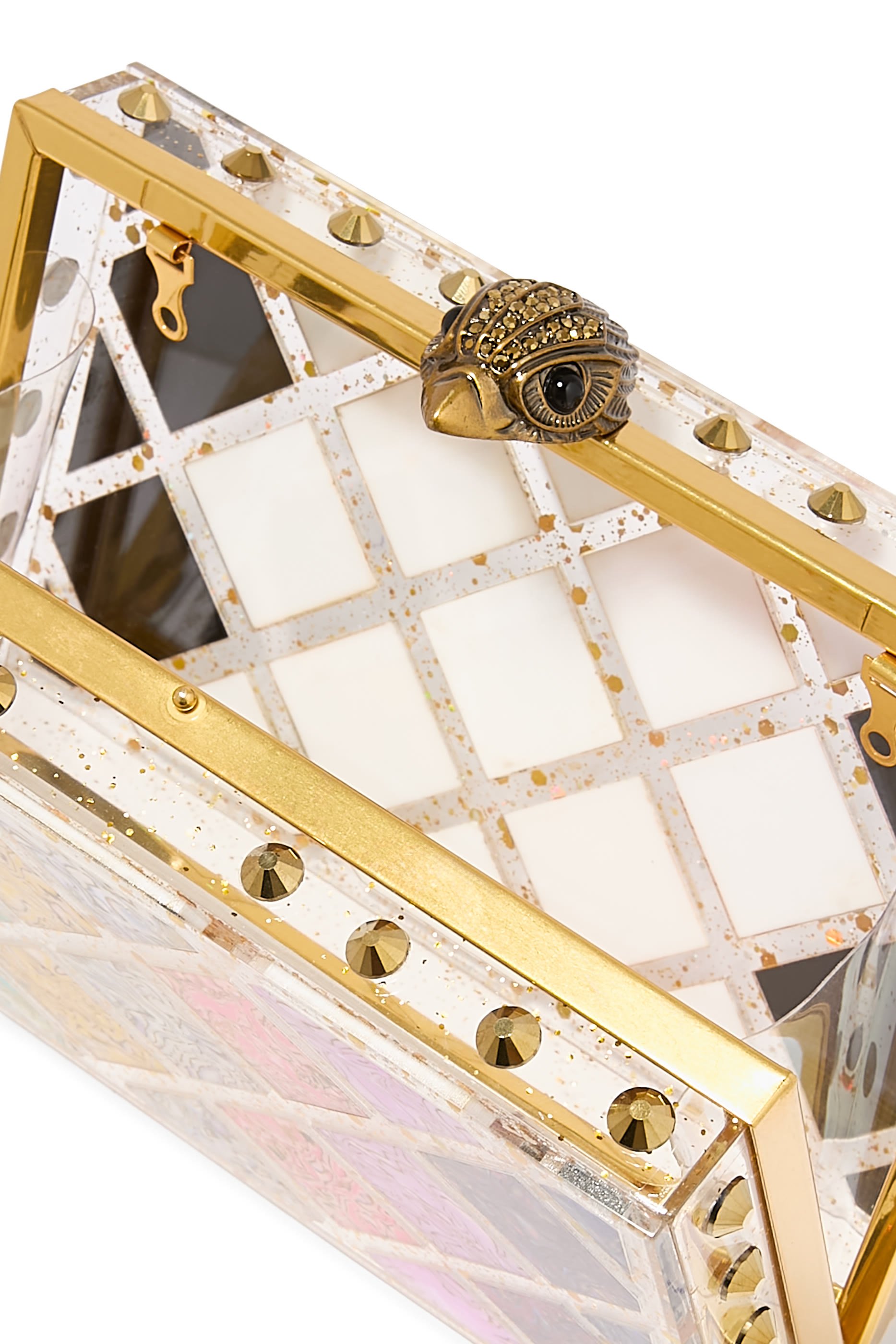 كلاتش بتصميم مربع بتفاصيل مبطنة وكريستال