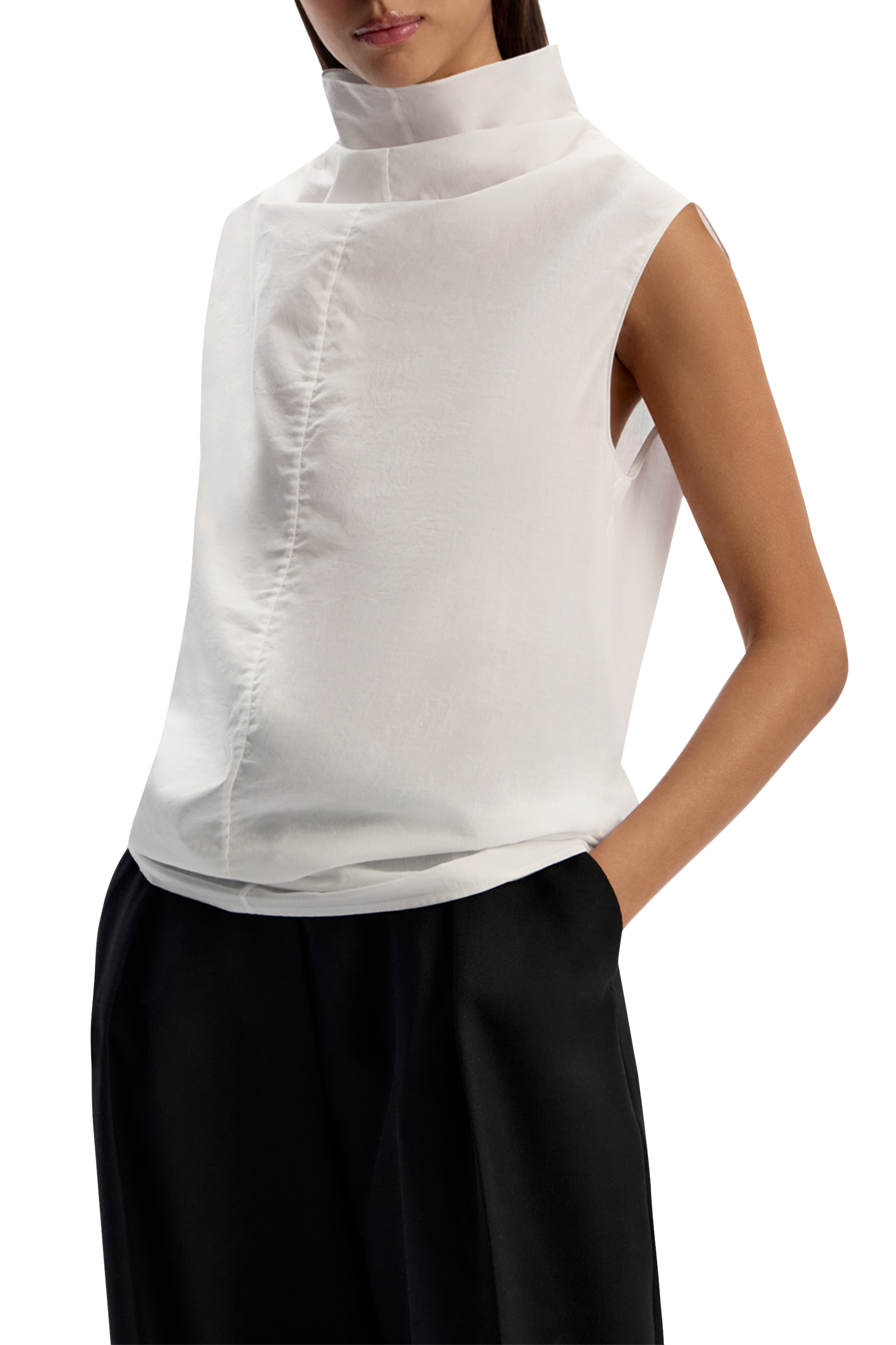 بلوزة بلا أكمام وبياقة عالية