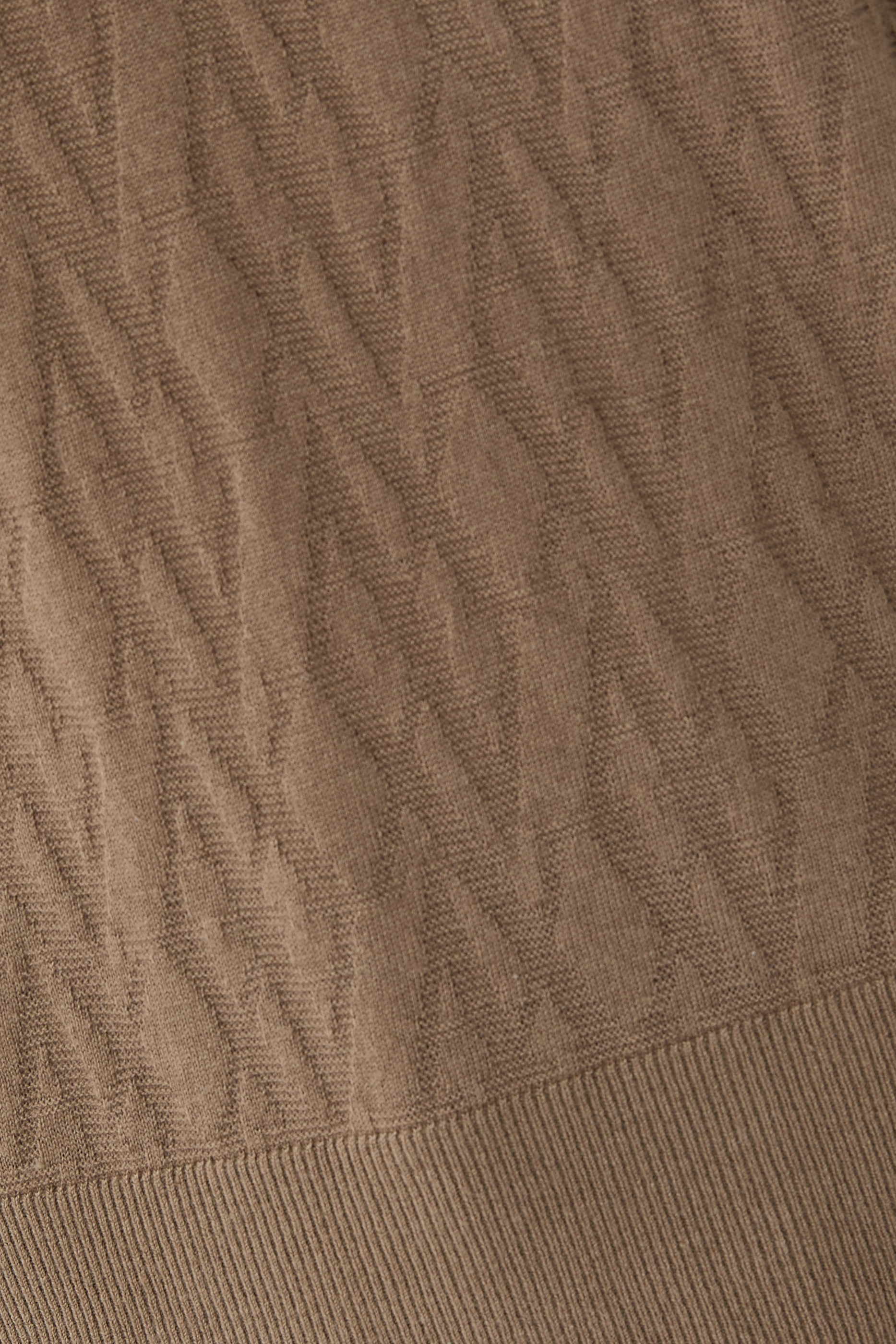 كنزة بحروف شعار الماركة