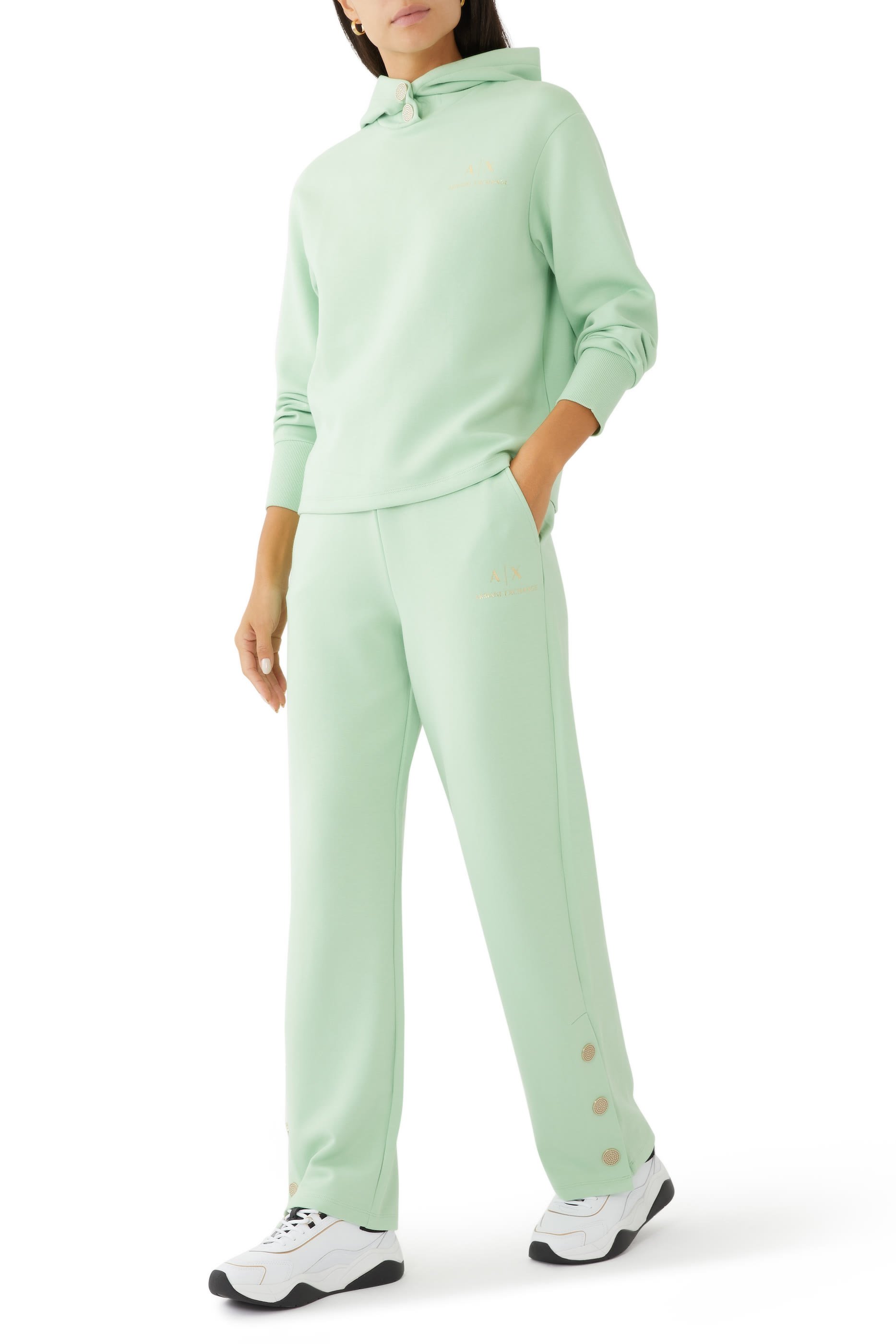 بنطال بقصة ساق واسعة وشعار الماركة