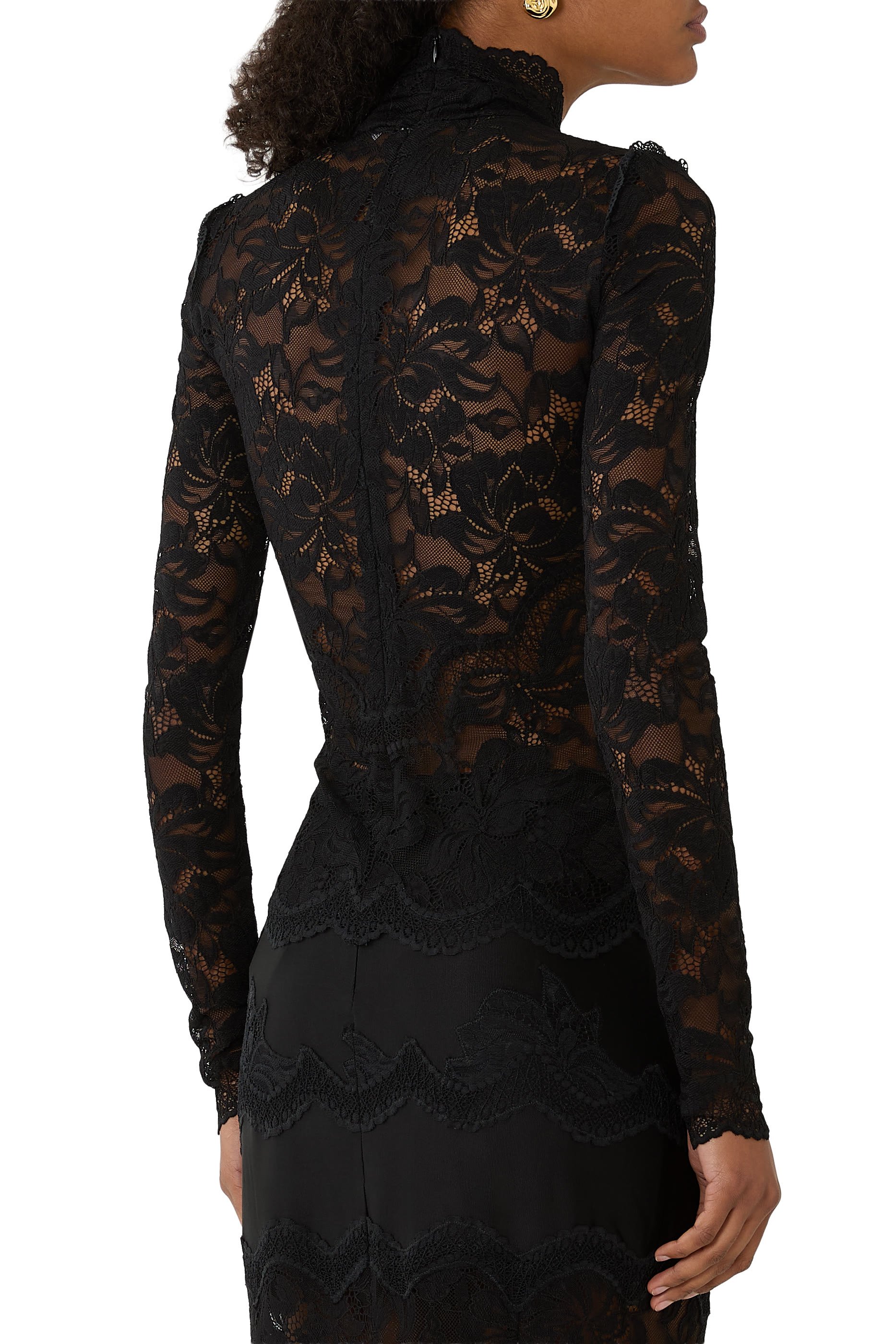 بلوزة بأكمام طويلة وتفاصيل فتحات دانتيل