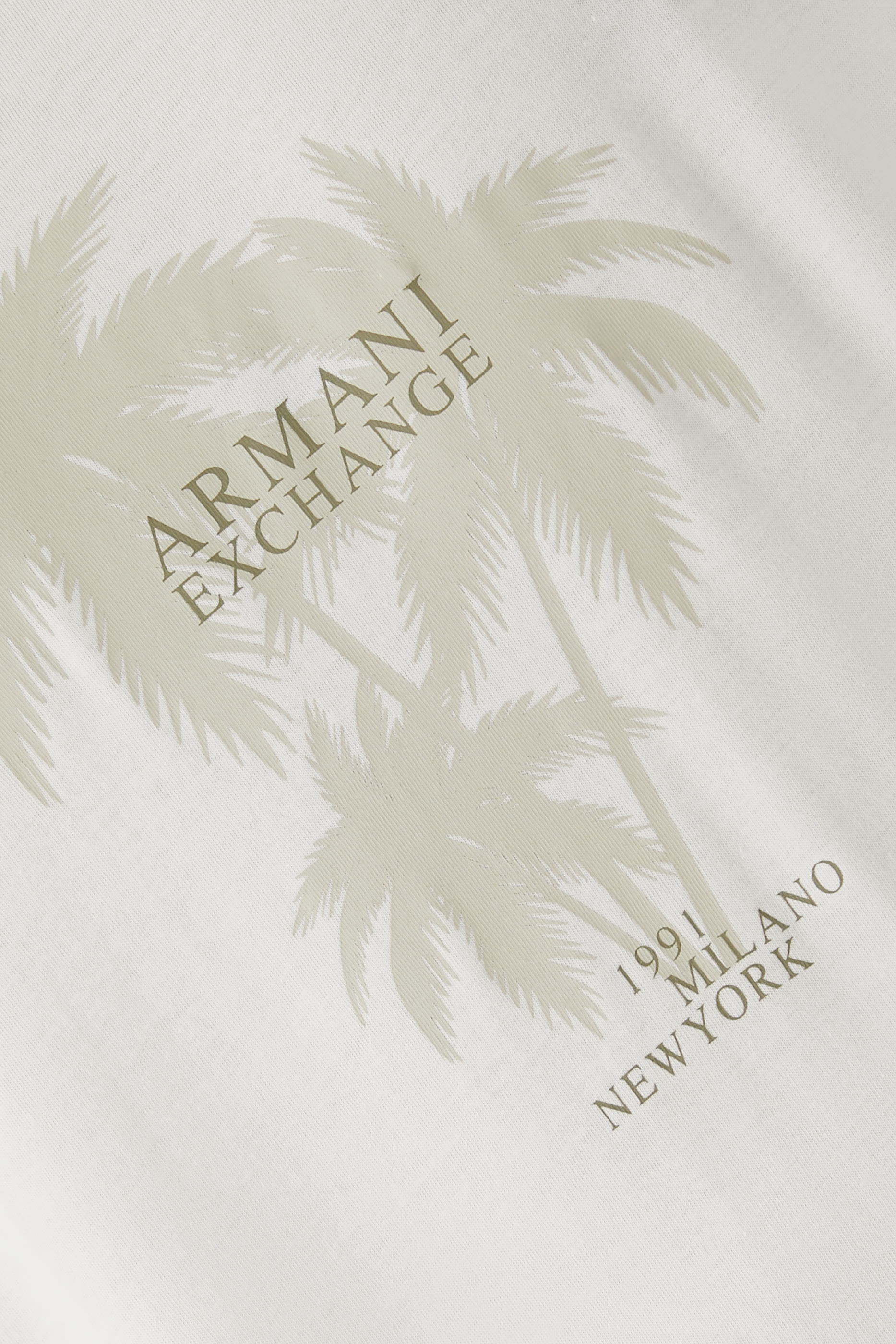 تيشيرت بنقشة شعار الماركة وشجر نخيل