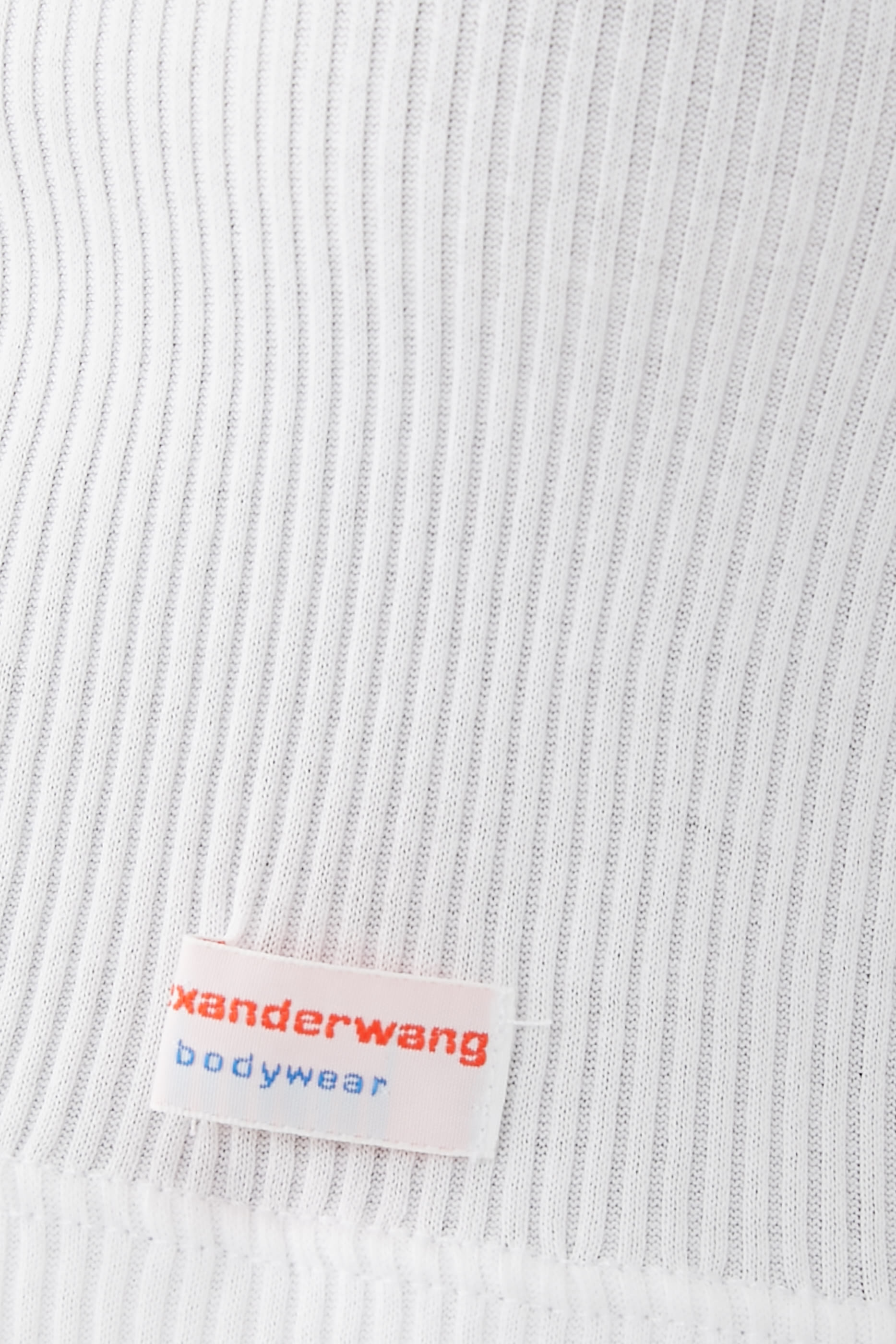 بلوزة قصيرة بأربطة في الخلف وبلا أكمام