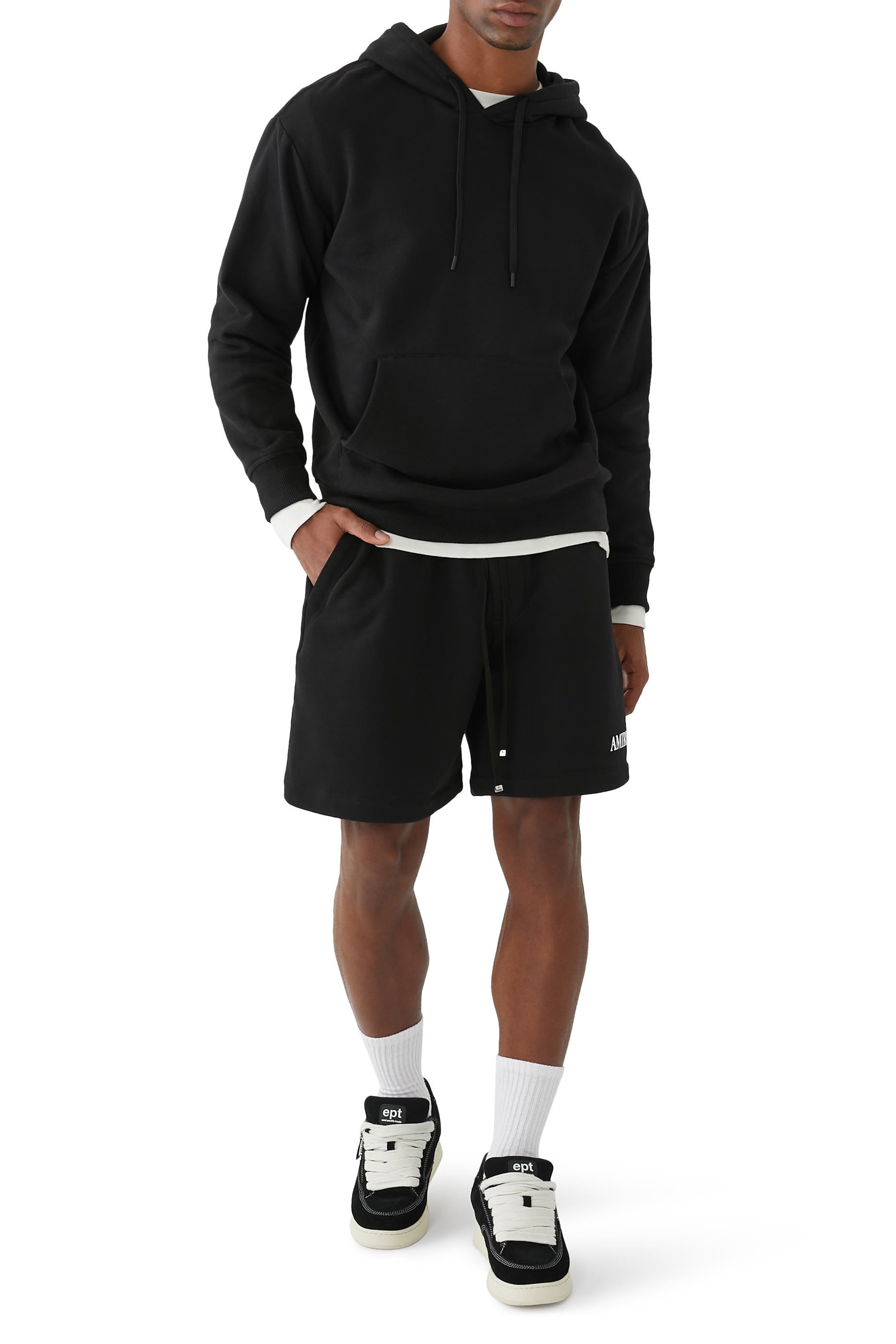 شورت بشعار الماركة