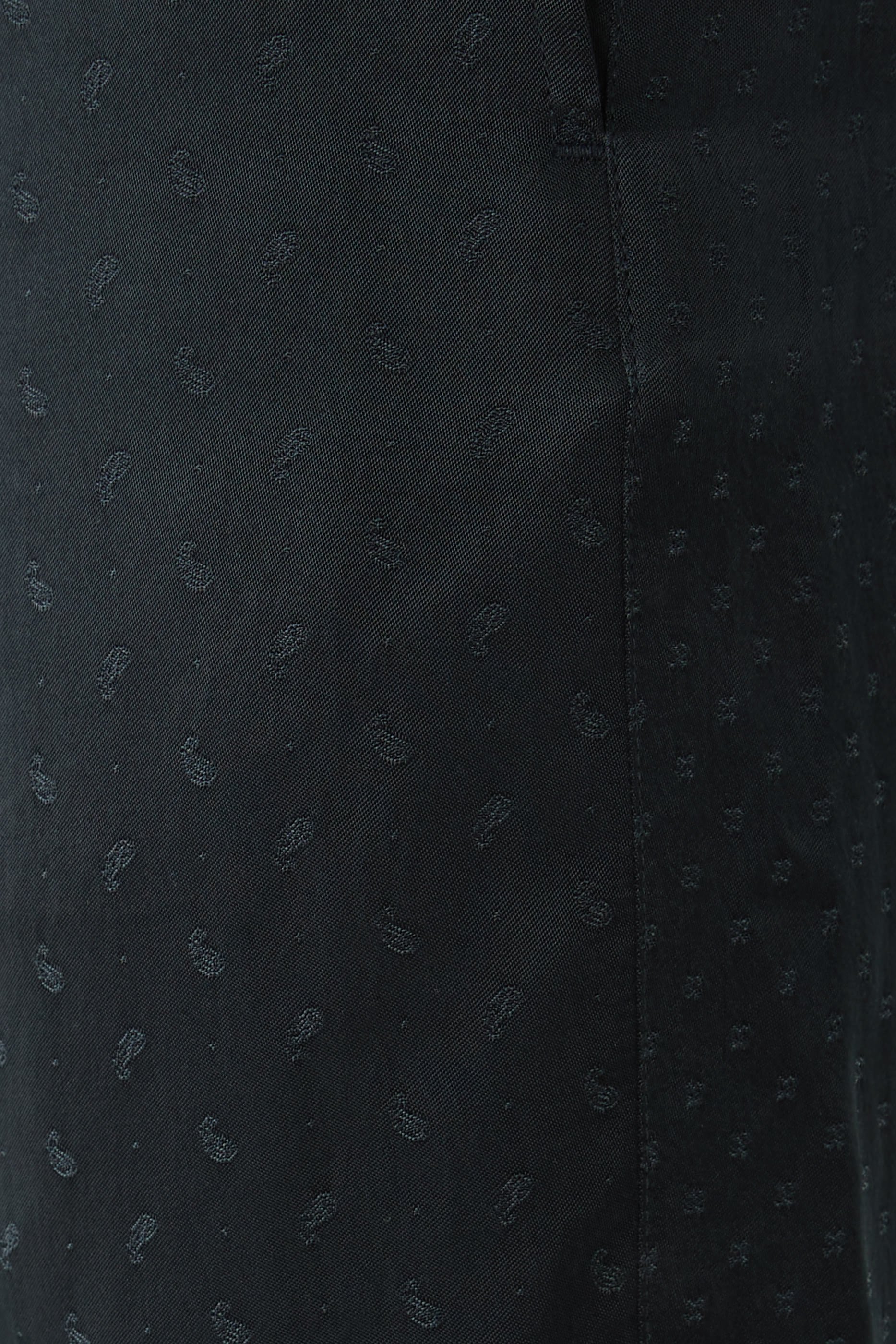 شورت برمودا بنقشة بيزلي