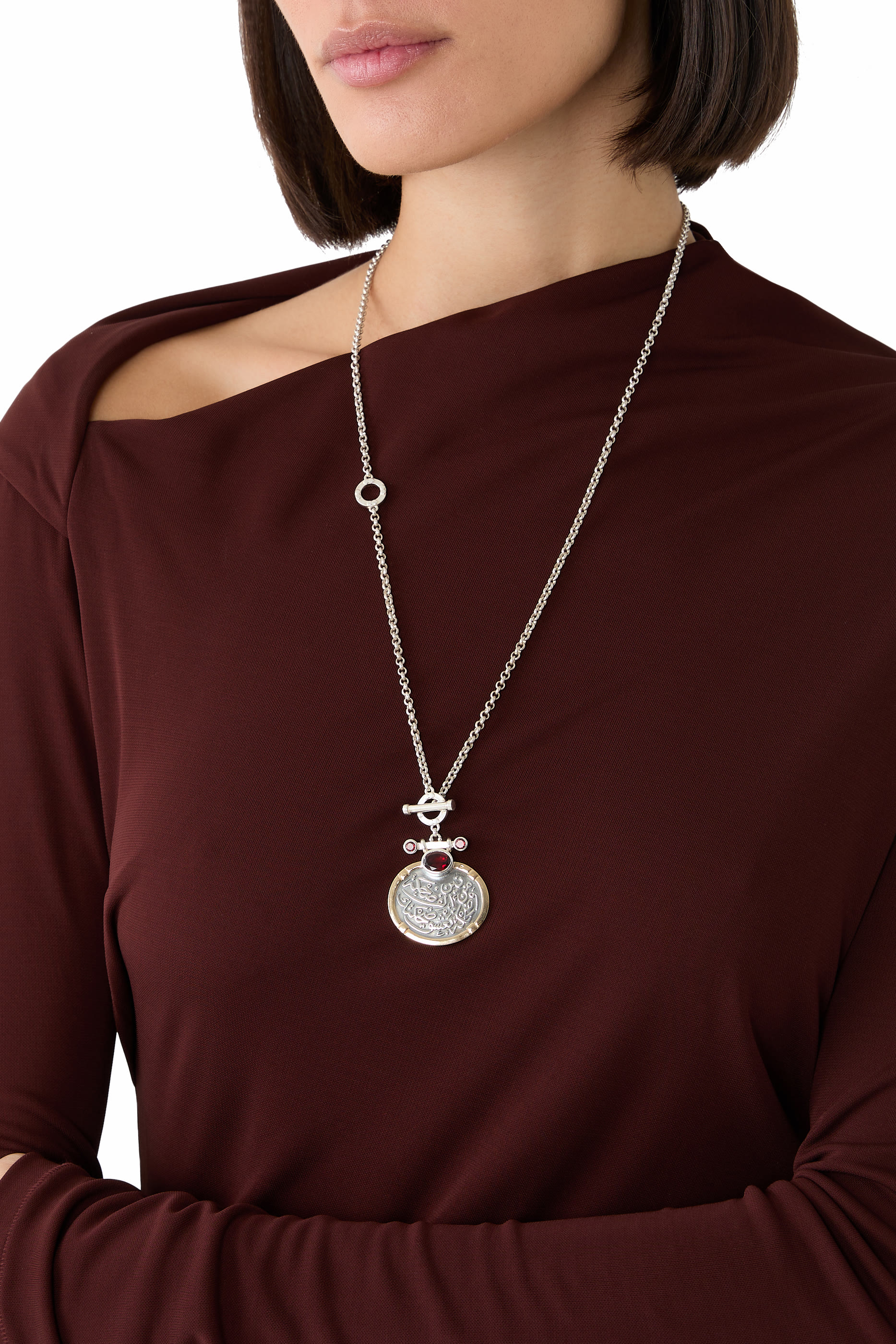 قلادة بدلاية بتصميم عملة بكتابة عربية، فضة استرلينية وذهب أصفر عيار 18