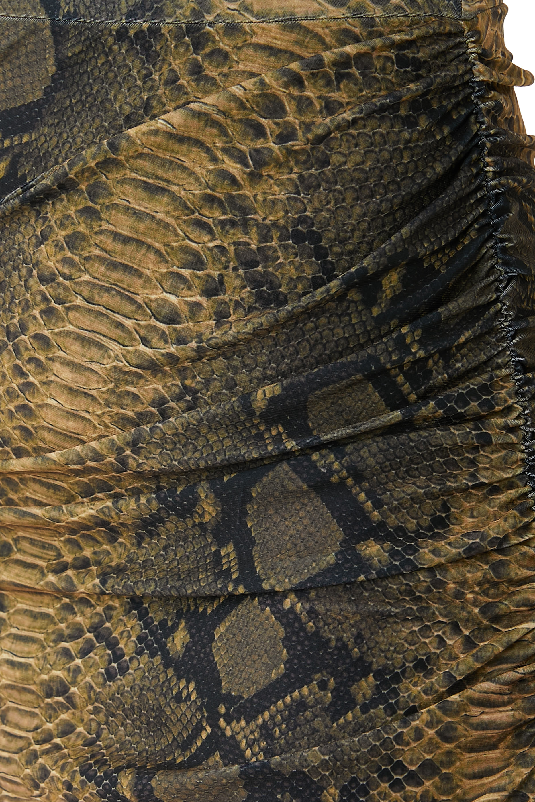 فستان سهرة بلا حمالات بجزء درابيه عند الجانب