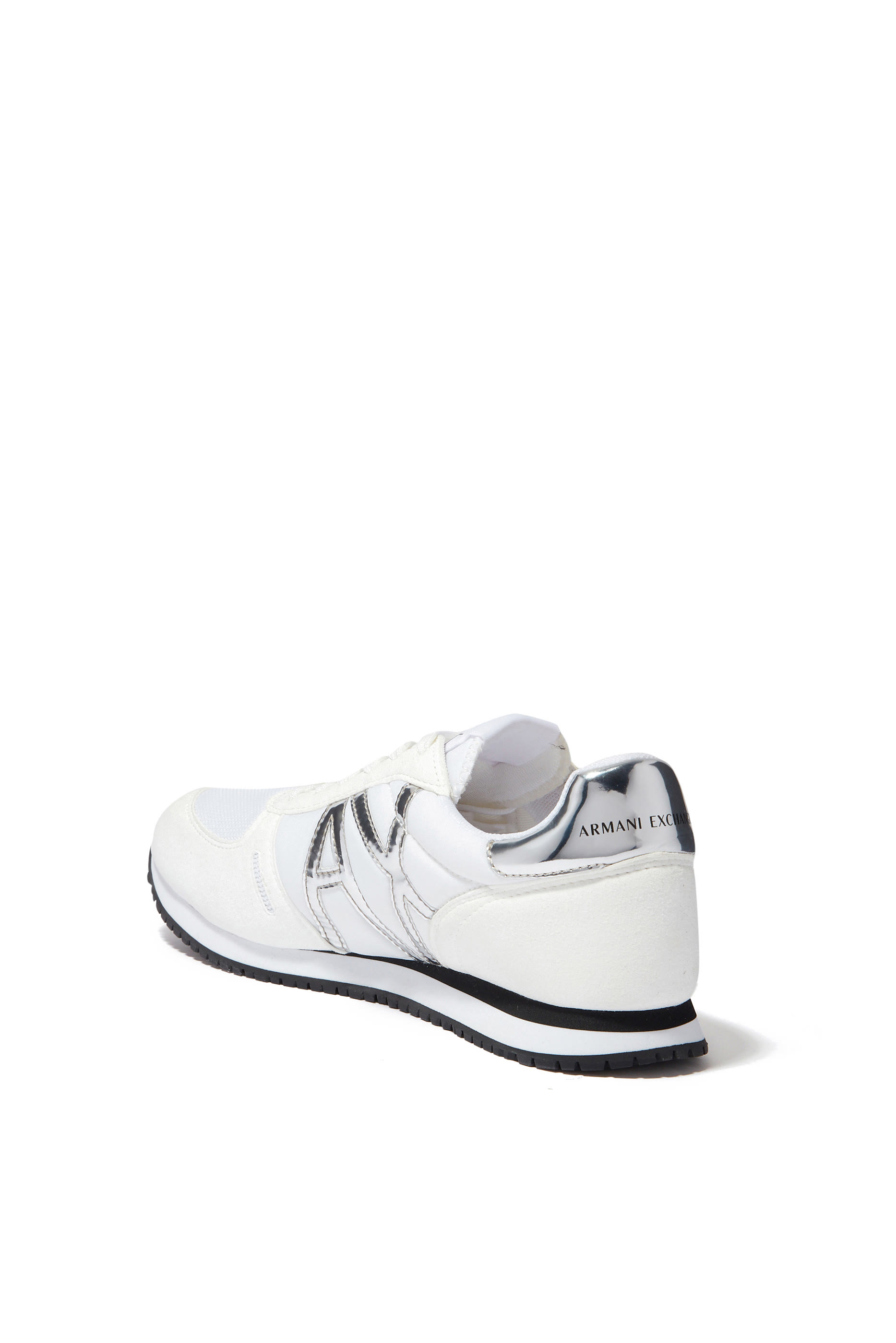 سنيكرز بحروف شعار الماركة