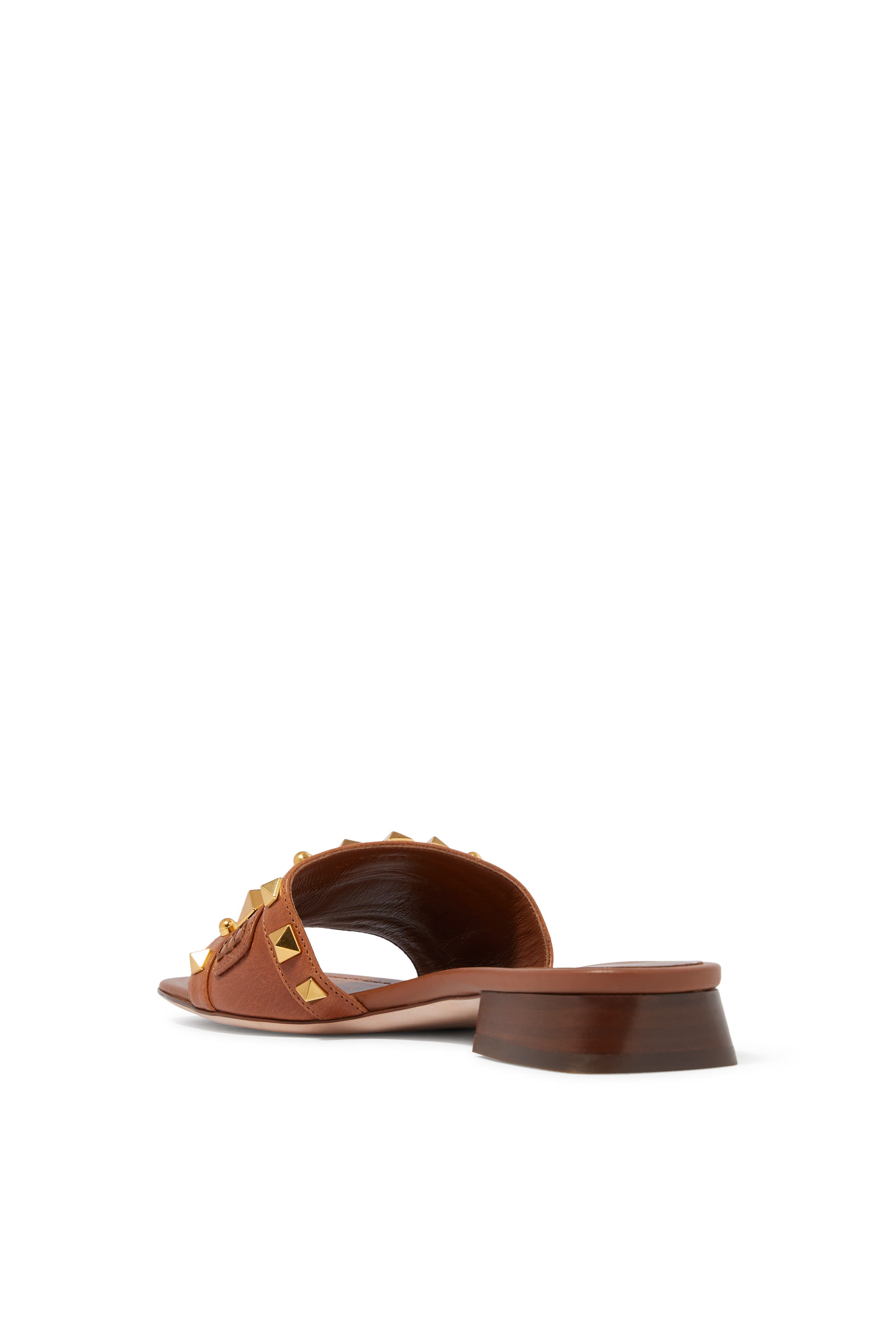 حذاء مفتوح بحلي هرمية