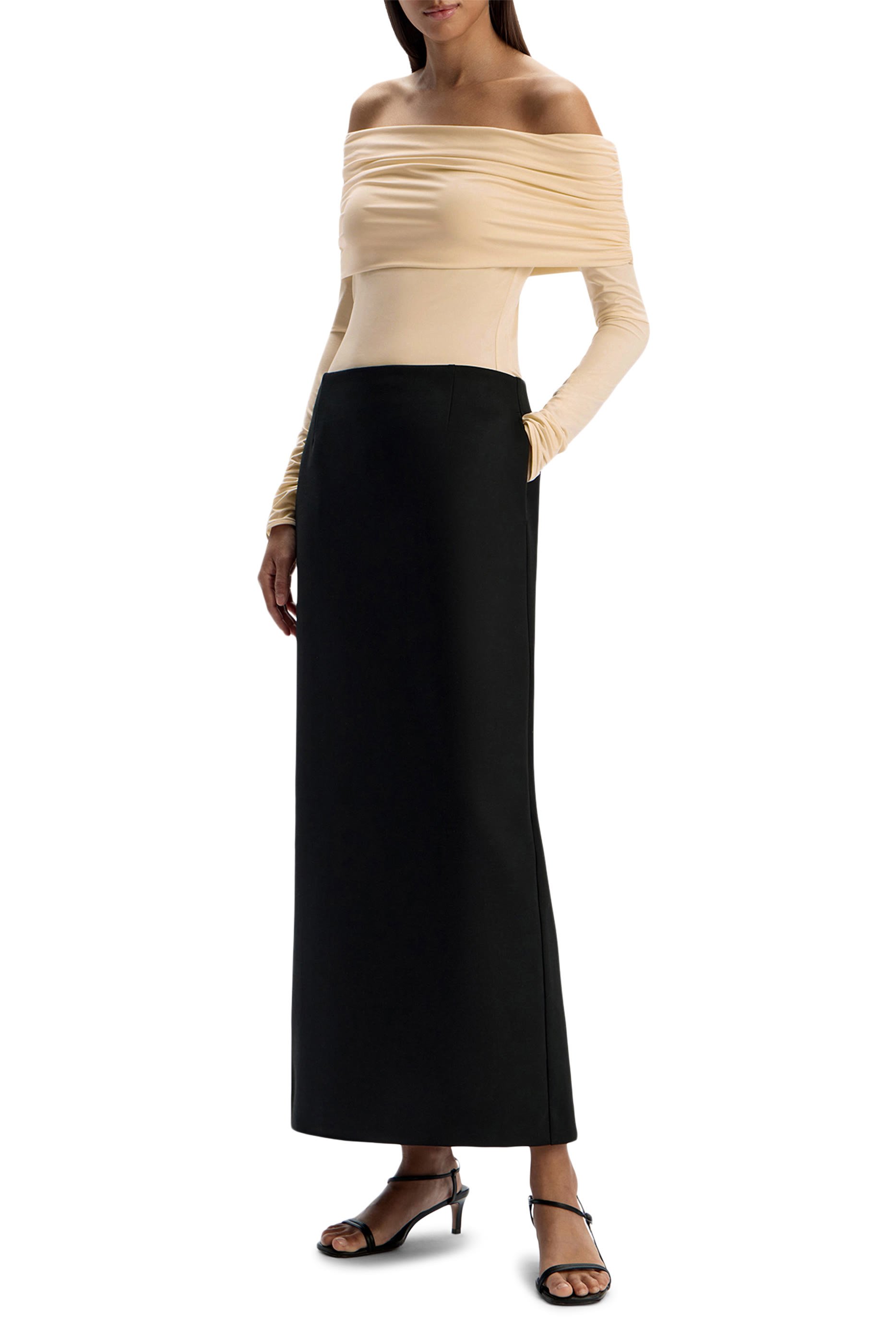 بلوزة بكتف مكشوف