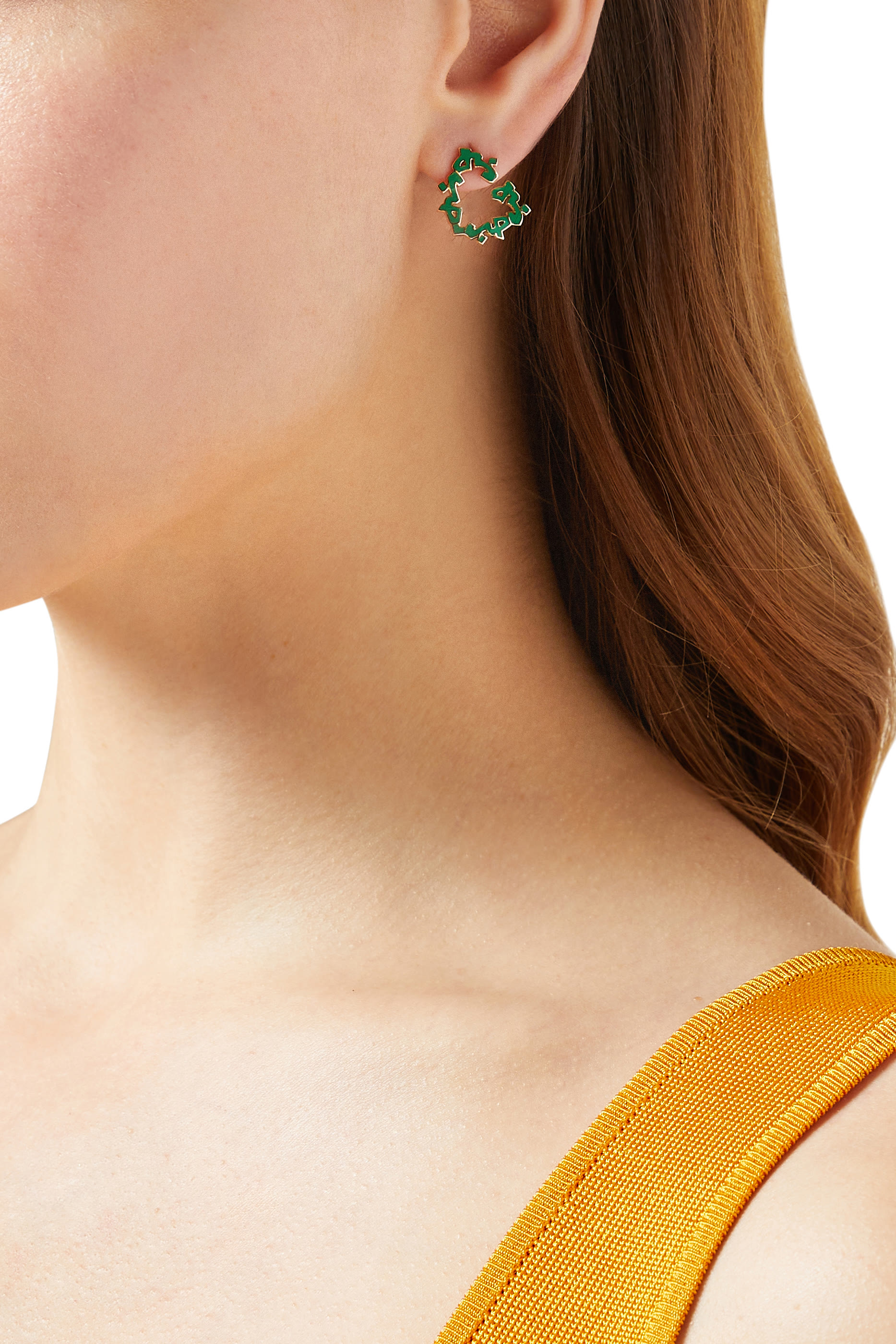 أقراط بتصميم كلمة "الحب" بمينا بلون أخضر