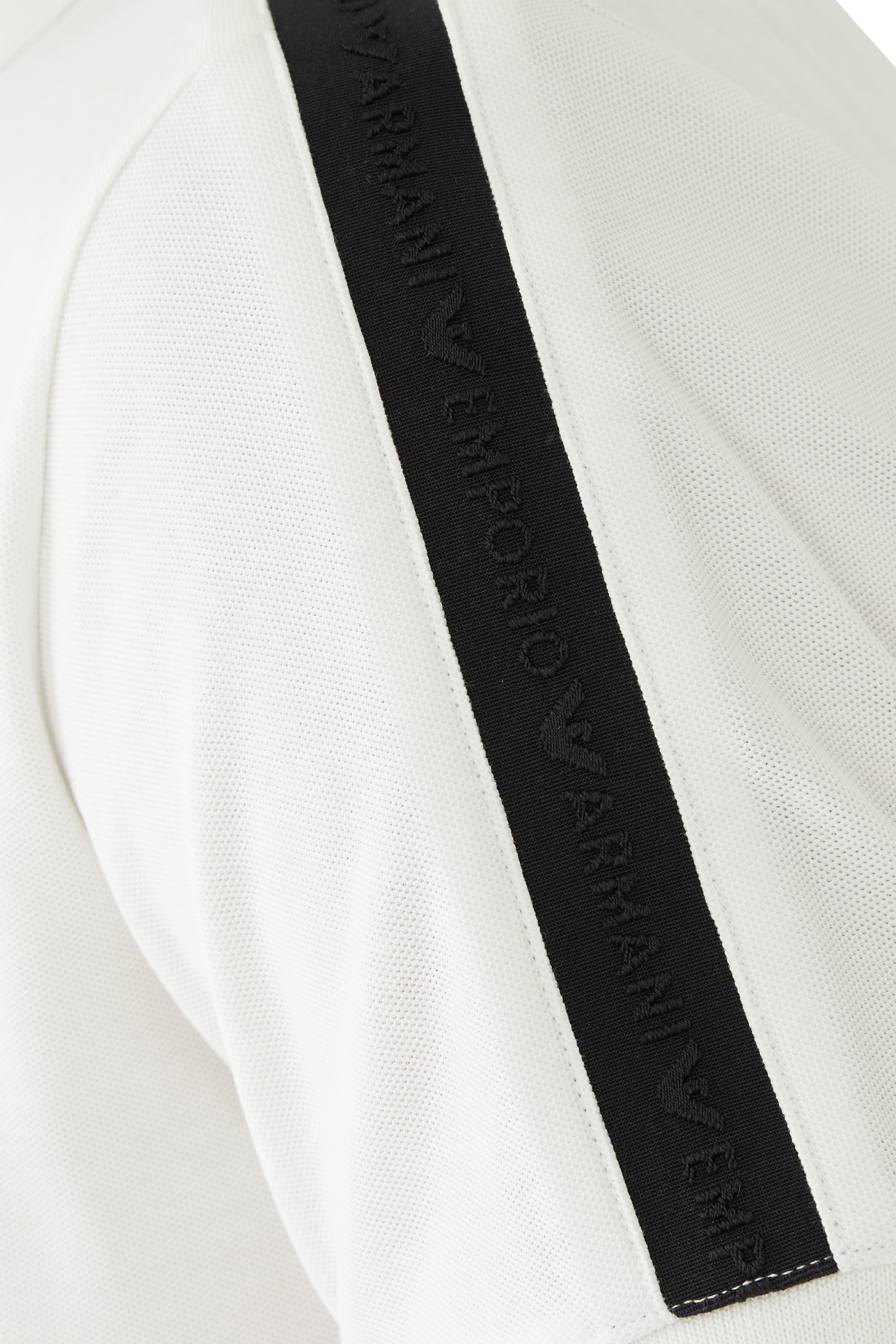 قميص بولو بشريط مطرز بشعار الماركة