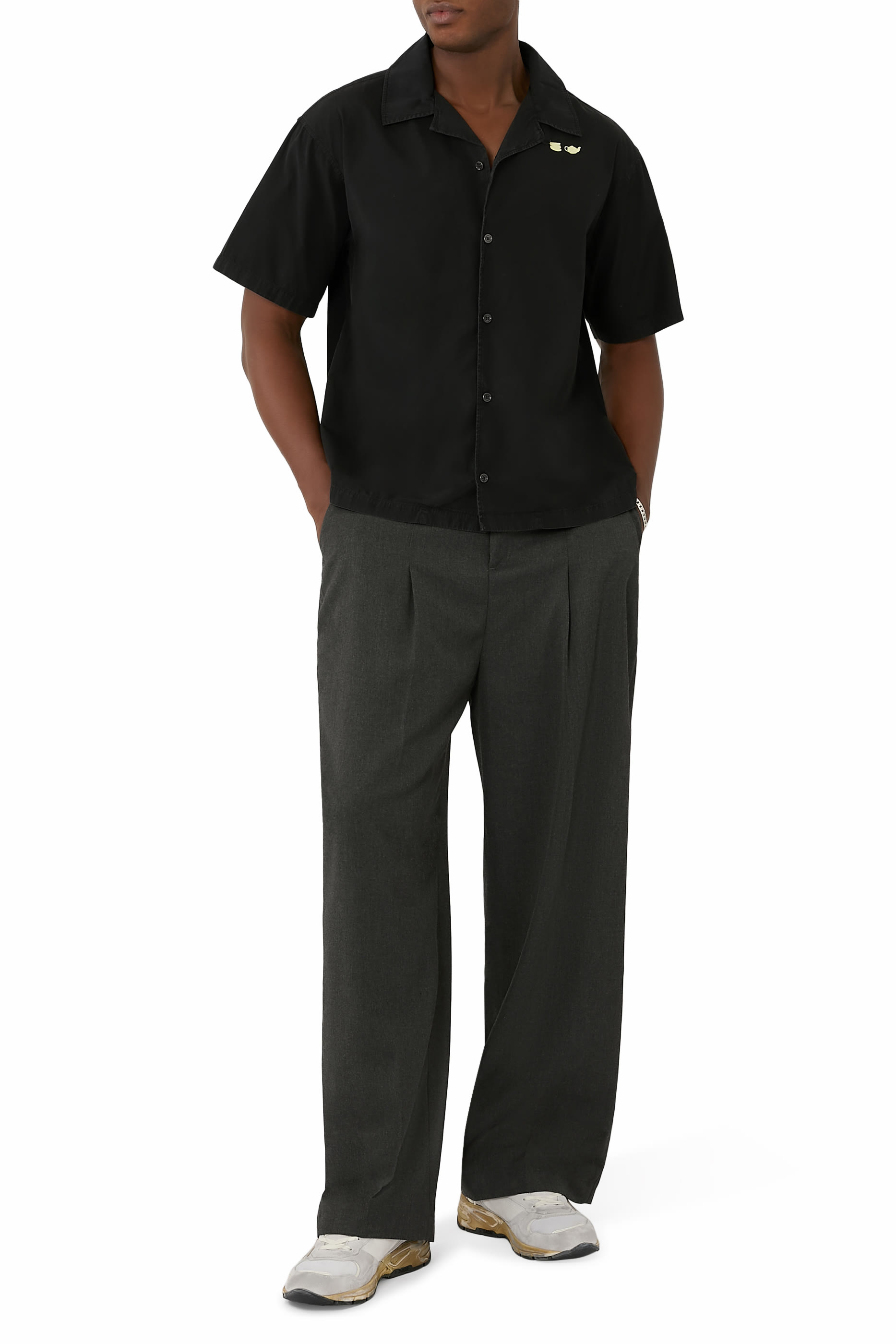 قميص بتطريز شعار الماركة بلون مغاير