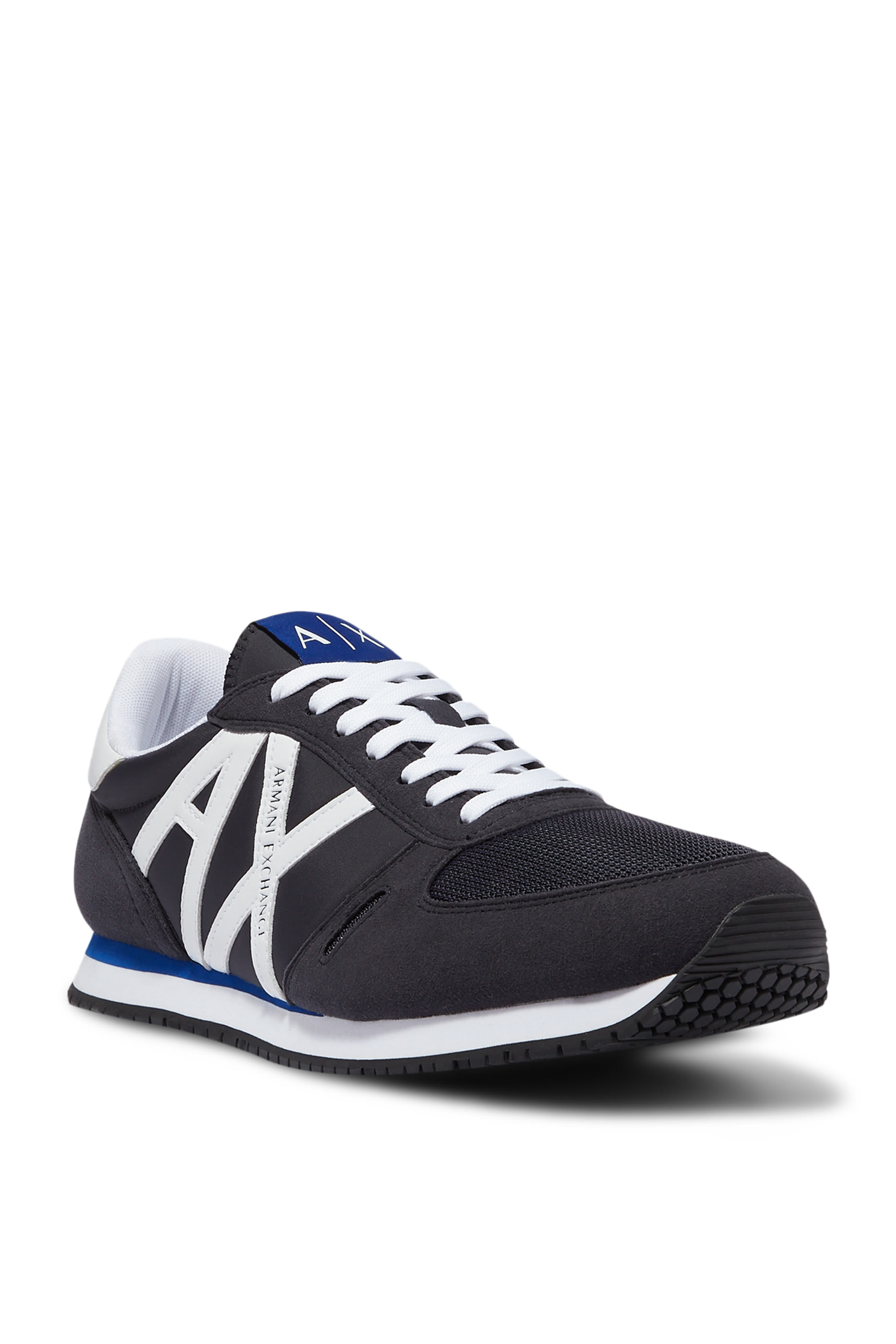 سنيكرز أيكون مزين بشعار الماركة