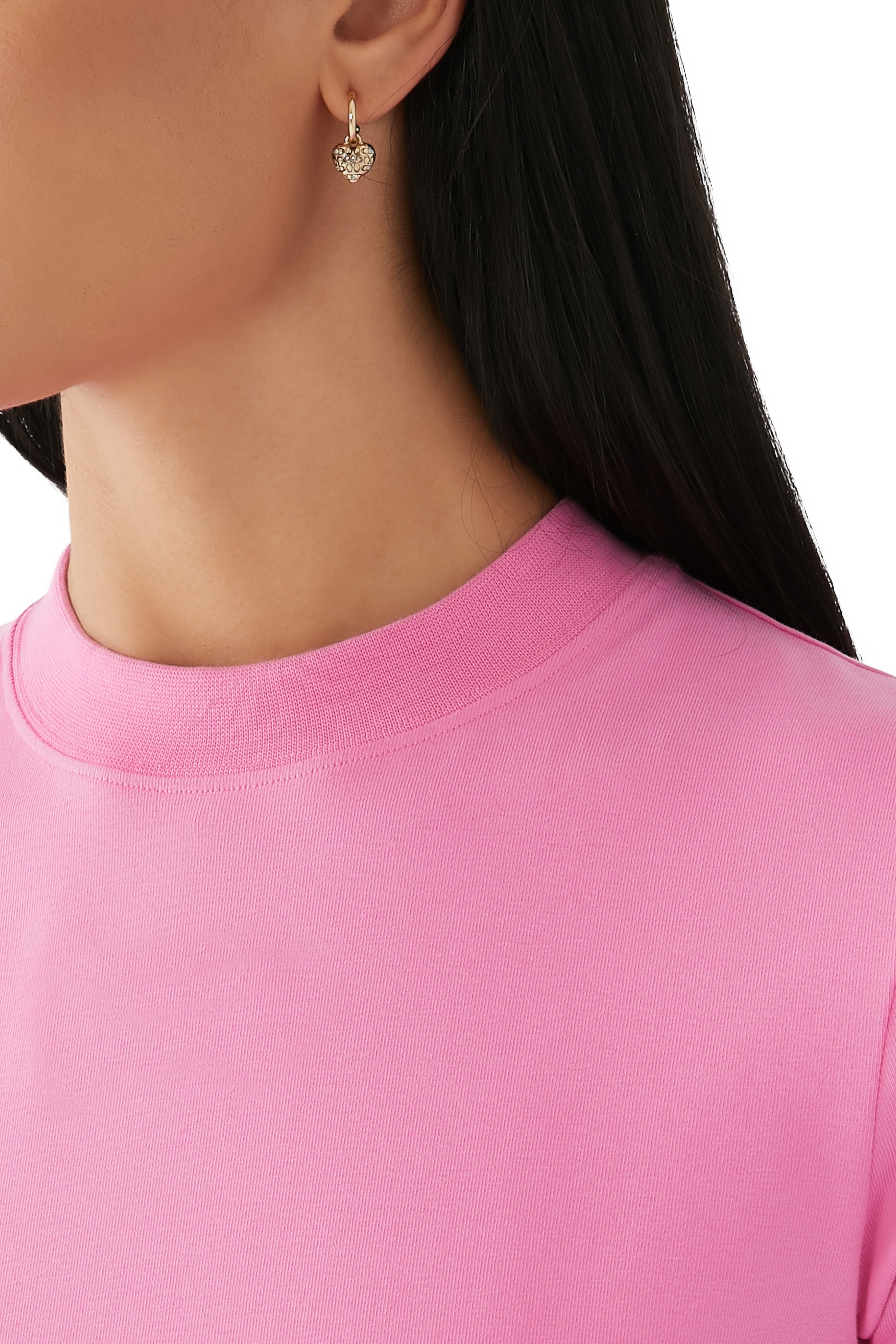 أقراط هاجي بتصميم قلب مبطن وشعار الماركة