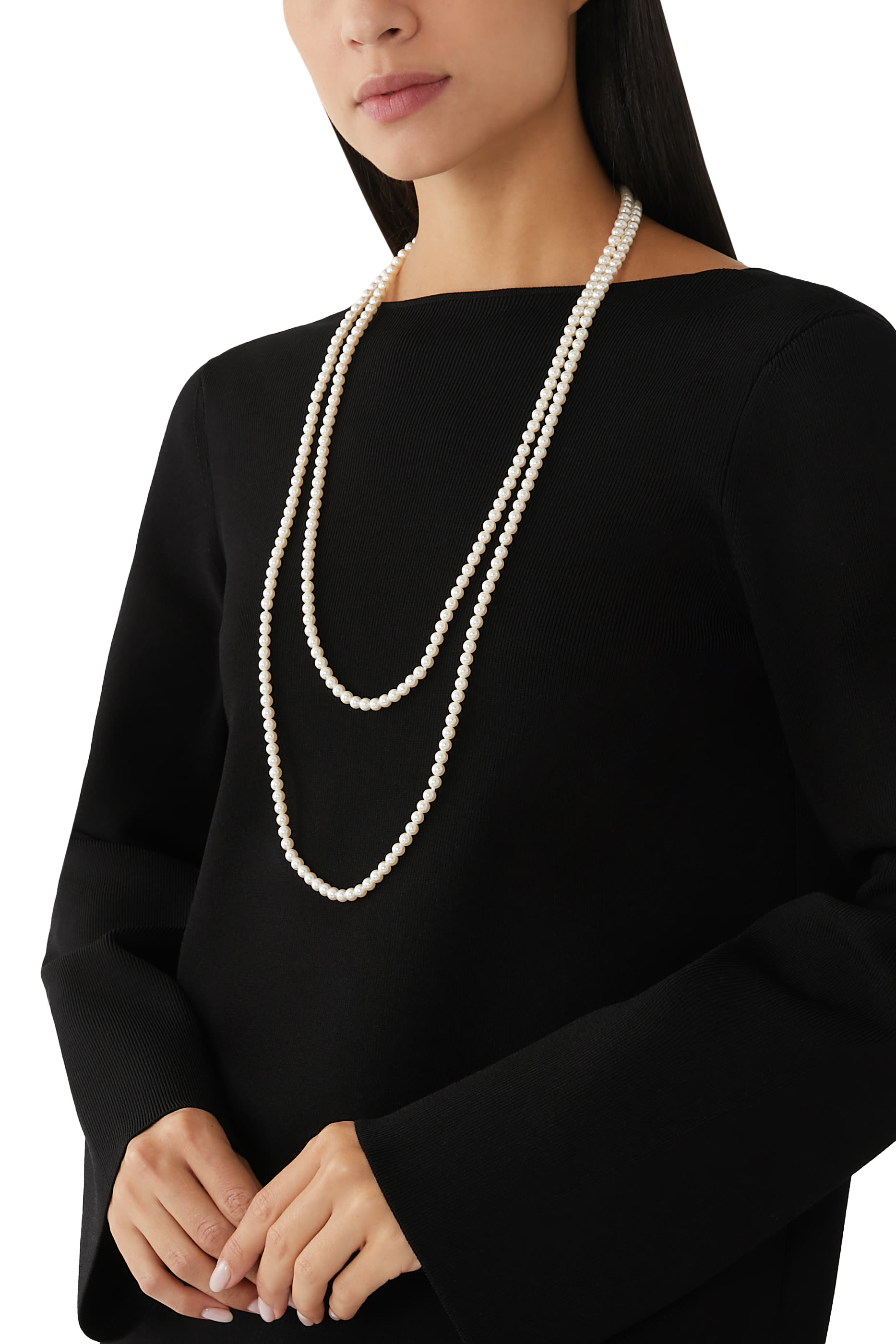 قلادة طويلة مزينة باللؤلؤ