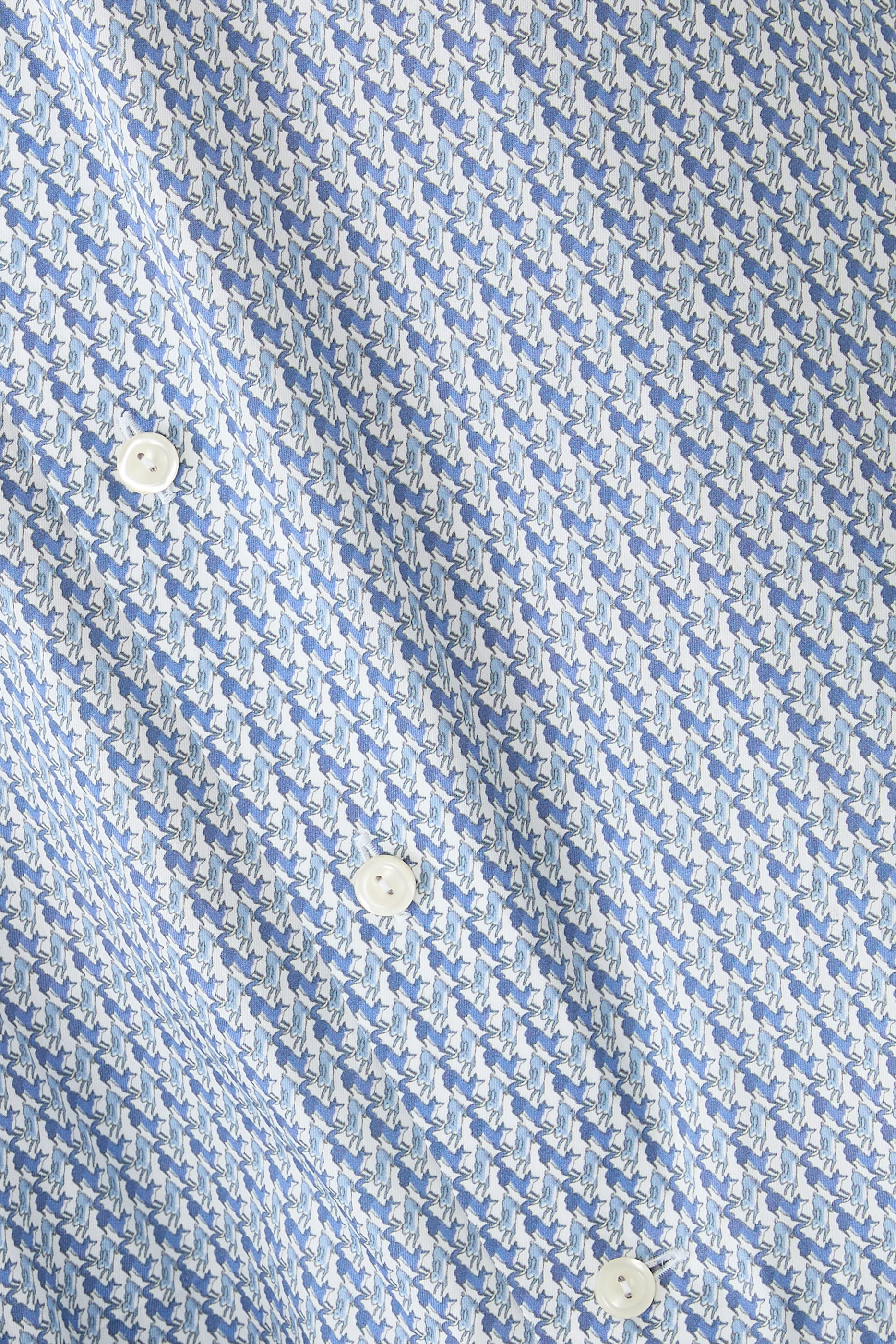 قميص بطبعة صغيرة