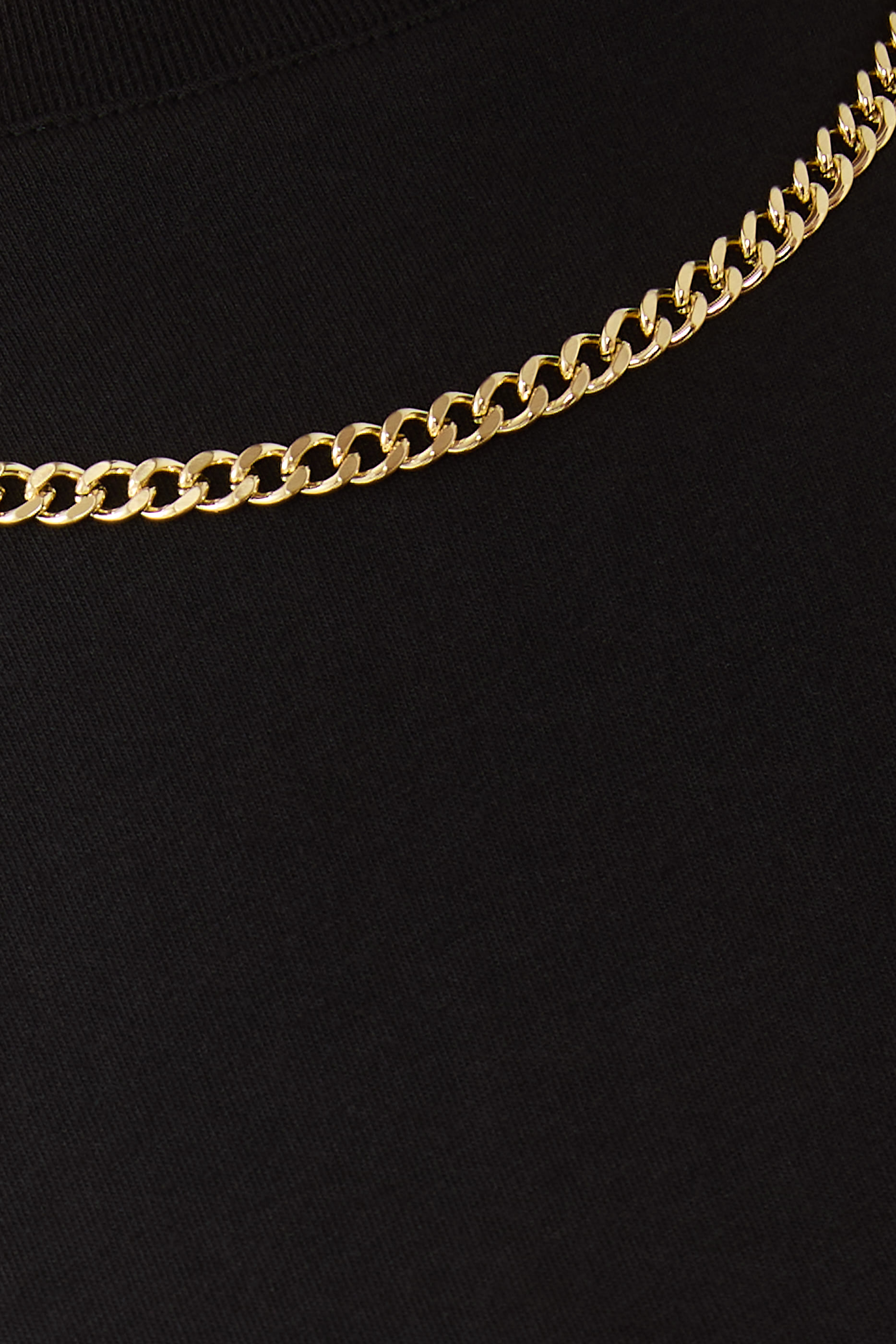 تيشيرت بياقة مزينة بسلسلة من تشكيلة الملابس شبه الرسمية