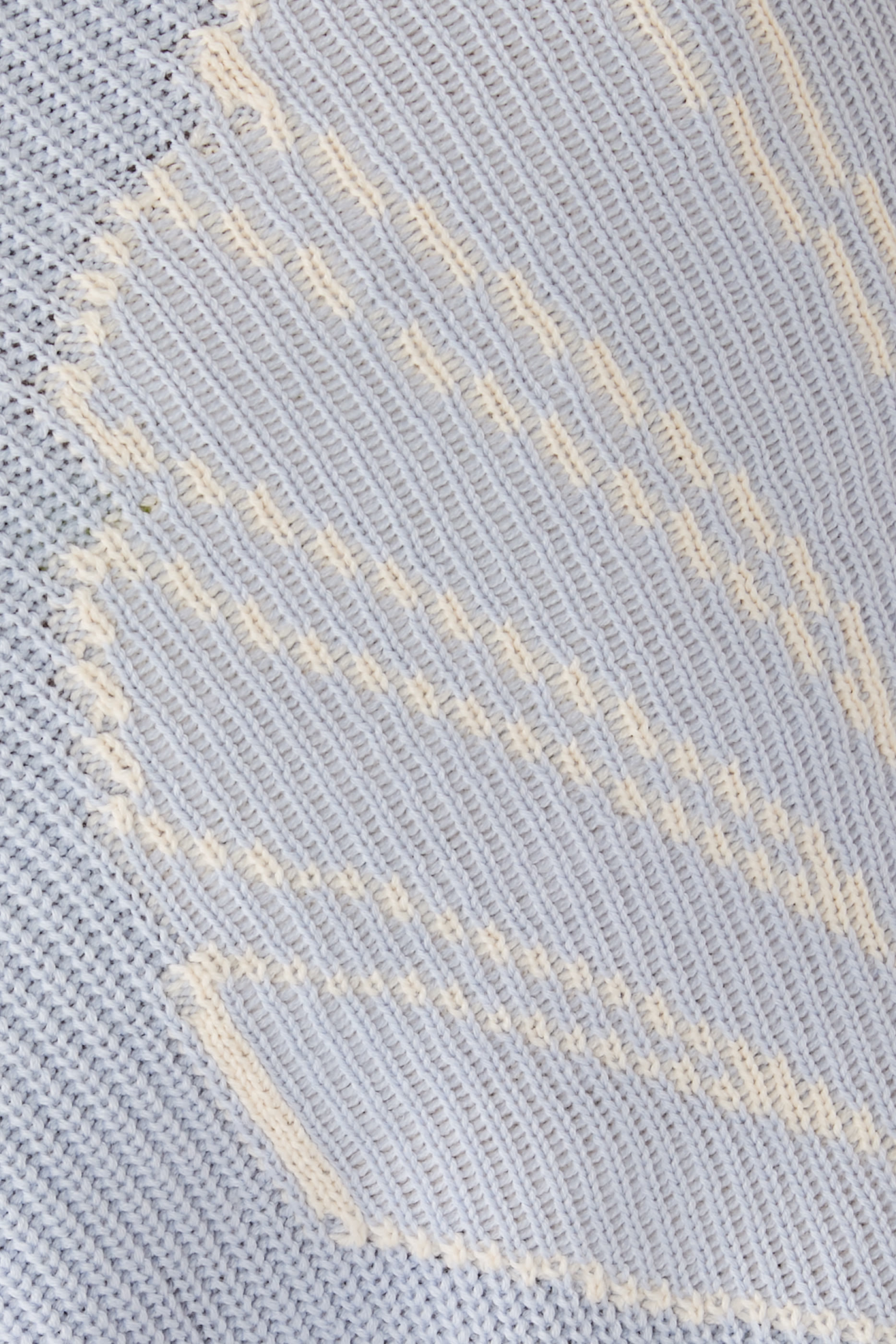 كنزة بياقة ضيقة بشعار الماركة كبير