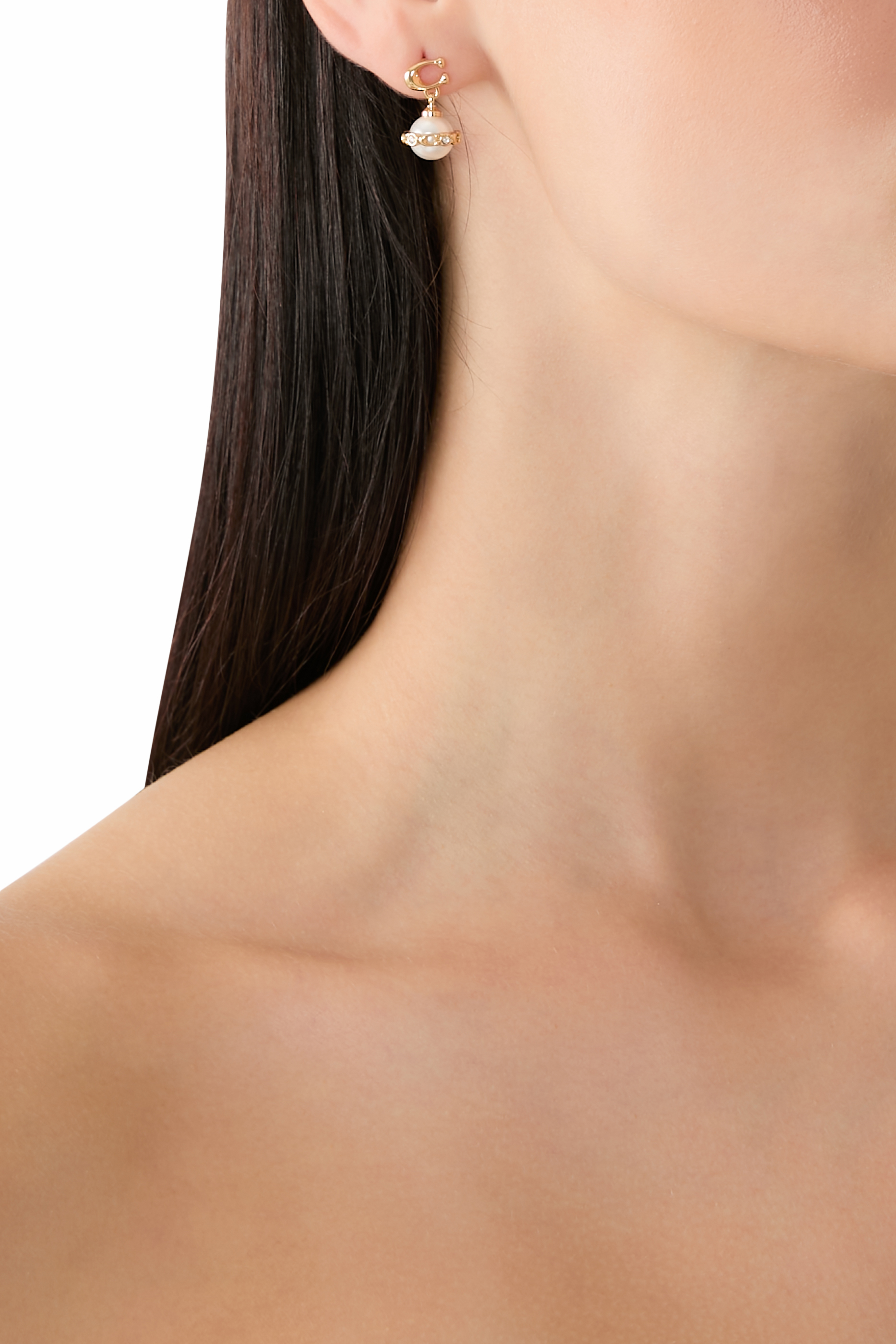 أقراط متدلية بتصميم شعار الماركة مزينة بلؤلؤ