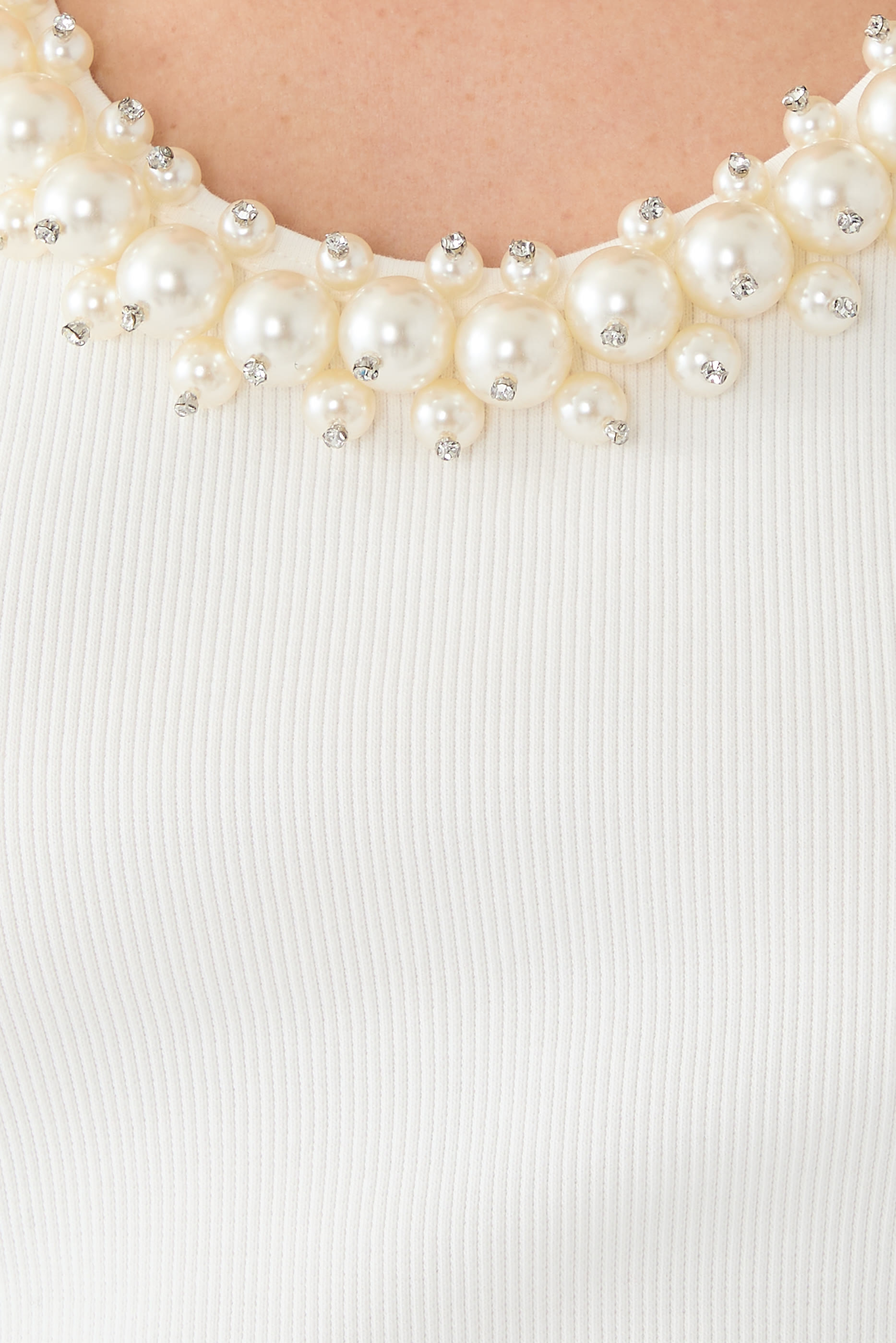 بلوزة كراش بلا أكمام مرصعة