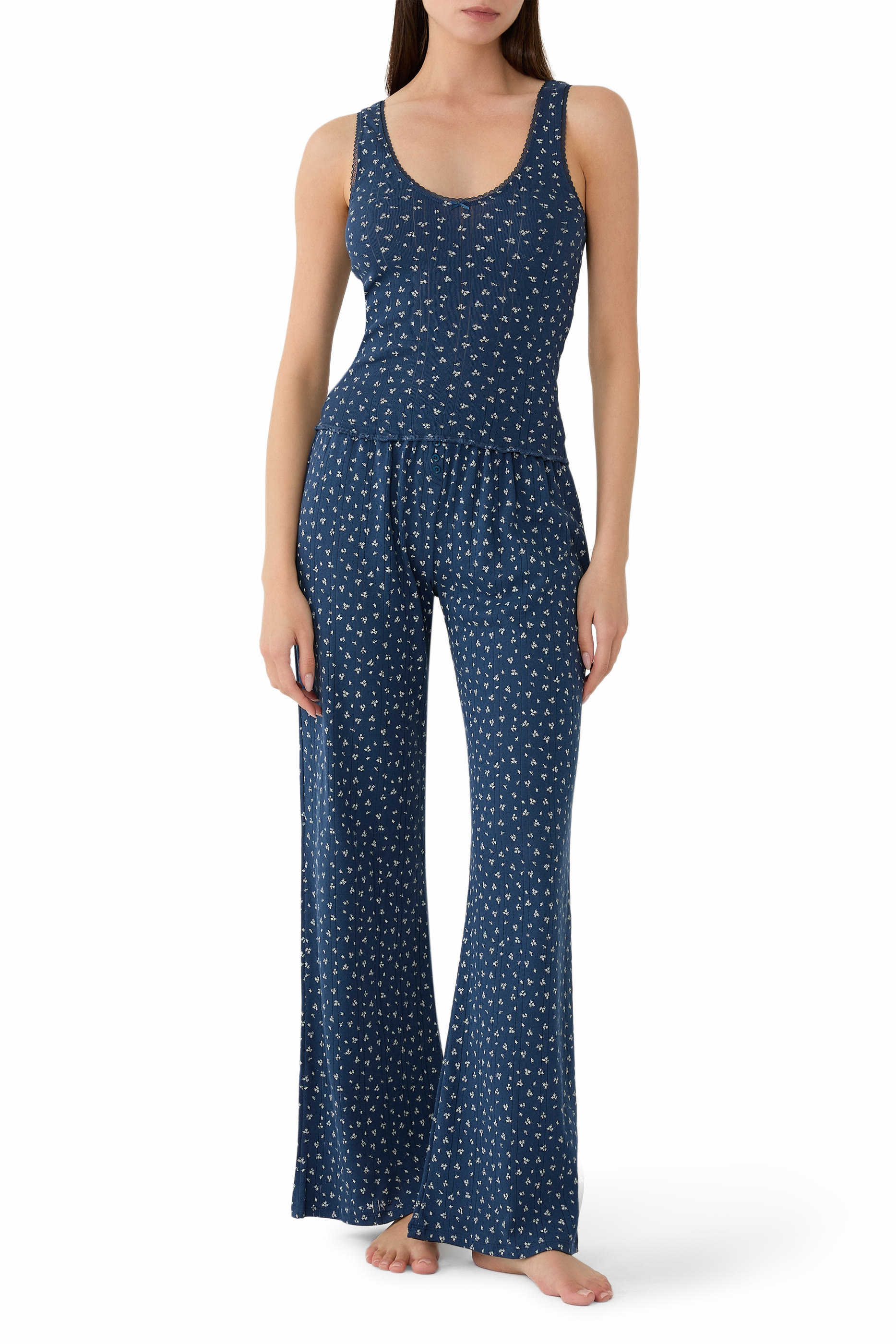 بلوزة بلا أكمام بياقة عميقة