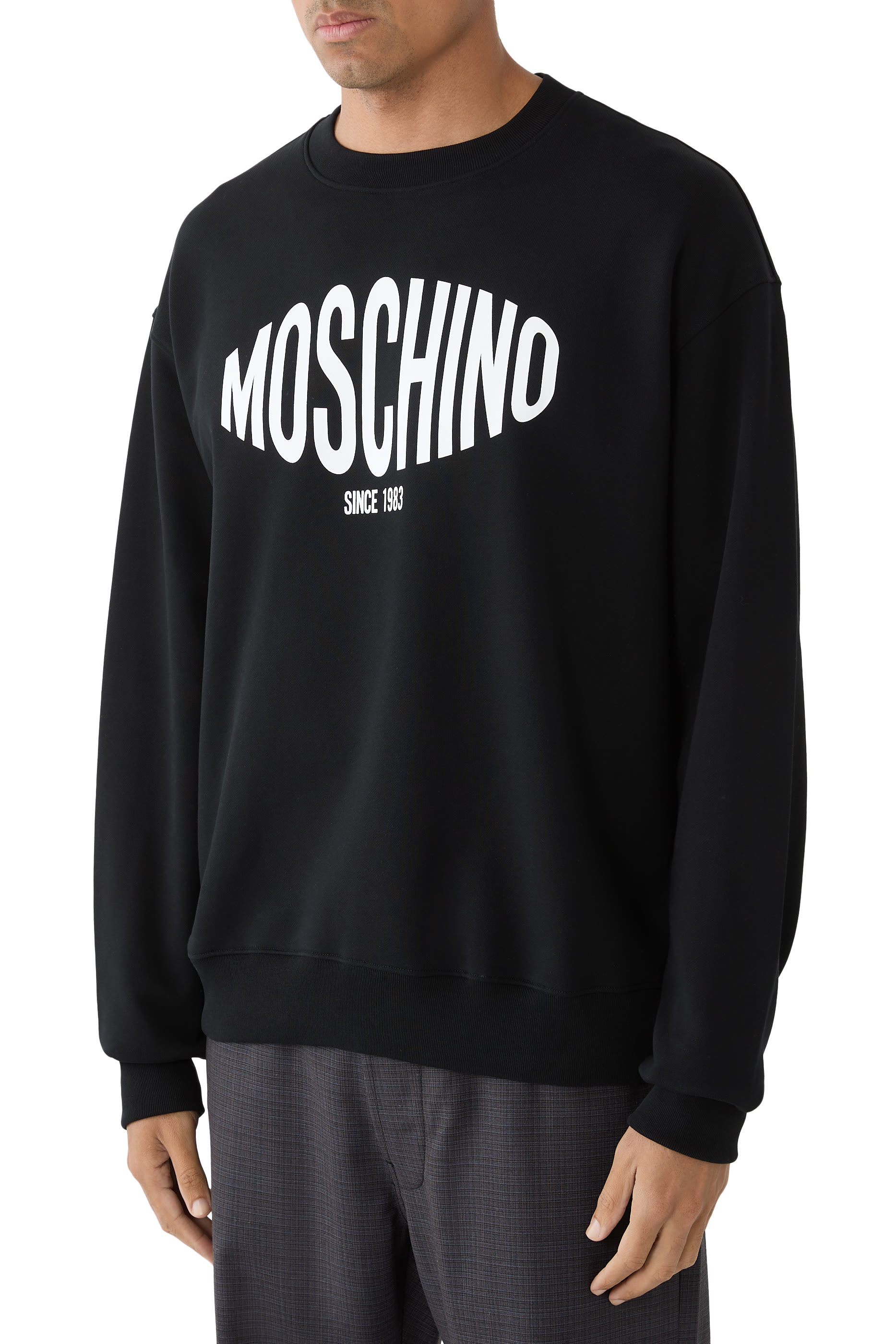 سويت شيرت بياقة ضيقة بشعار الماركة