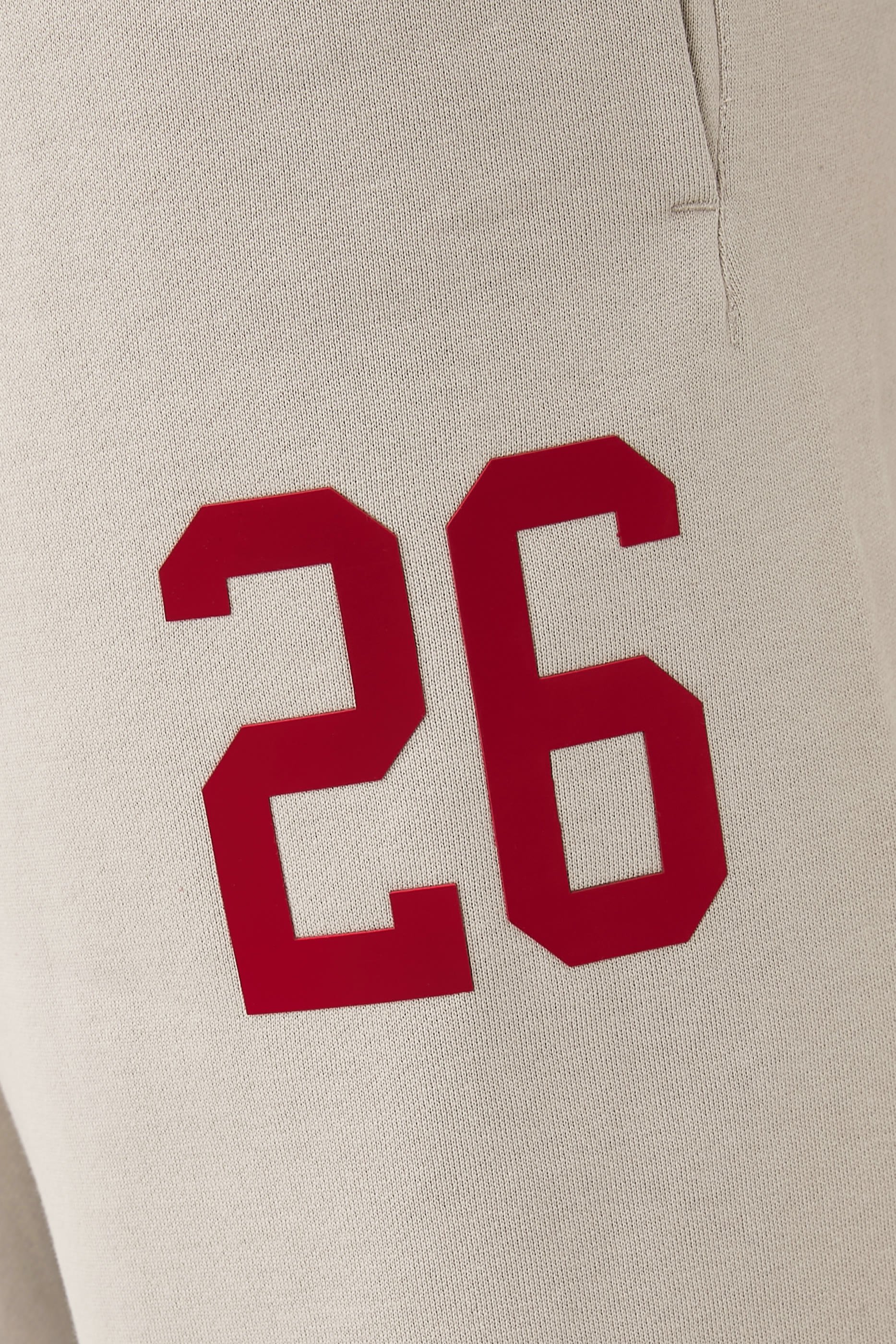 بنطال رياضي بتصميم جامعي