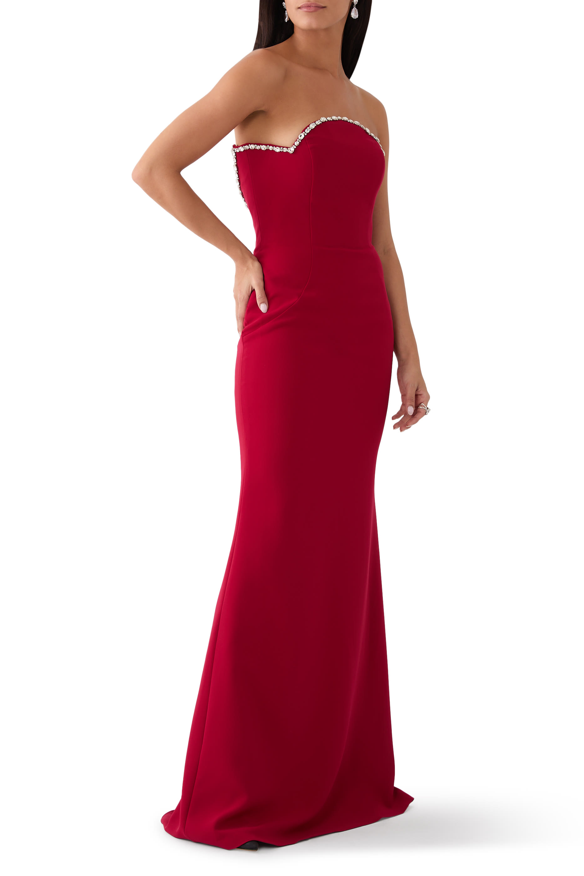 فستان سهرة بلا أكمام وبكاب