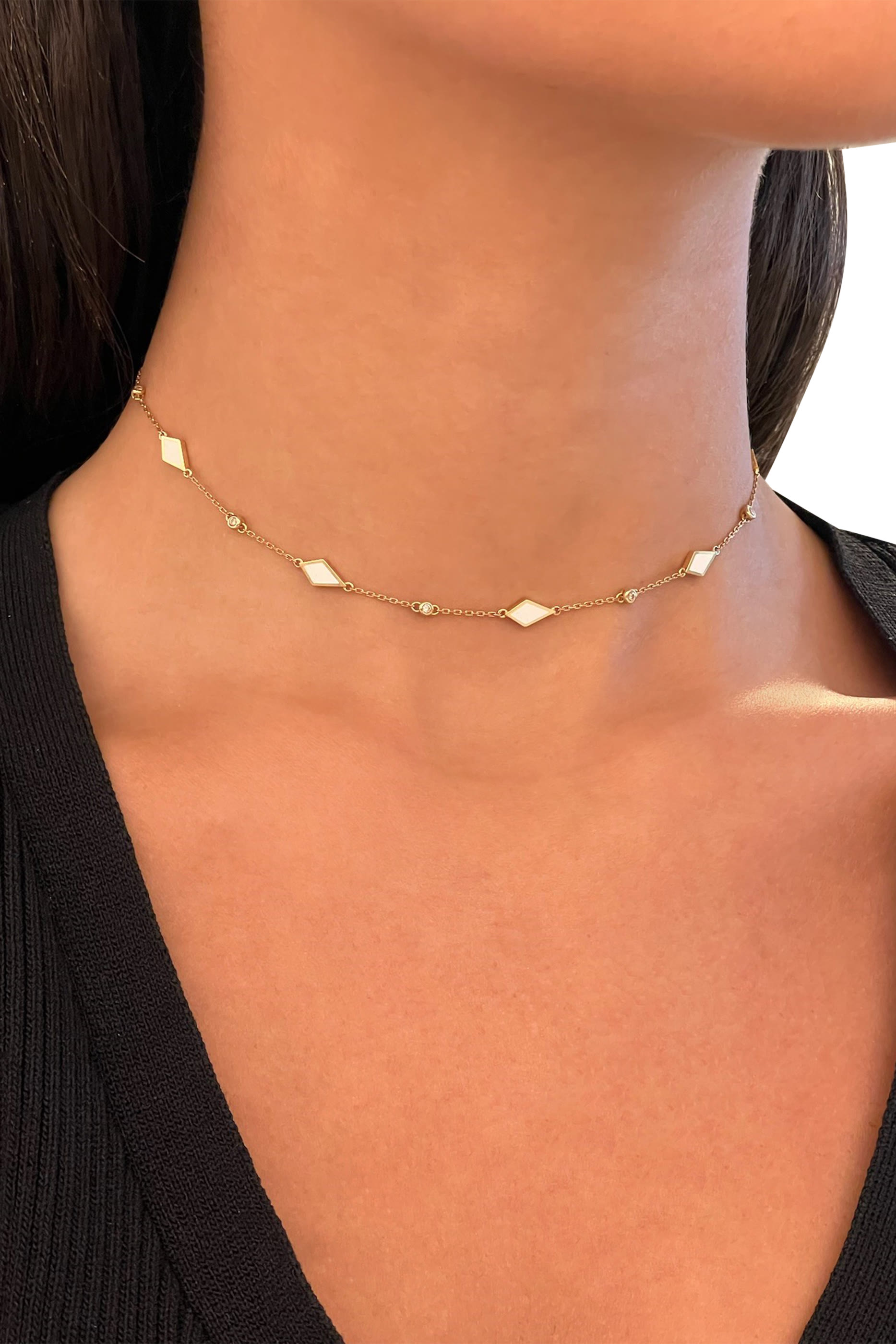 قلادة رقبة موزاييك مزينة بمينا ومرصعة بماس، ذهب أصفر عيار 18