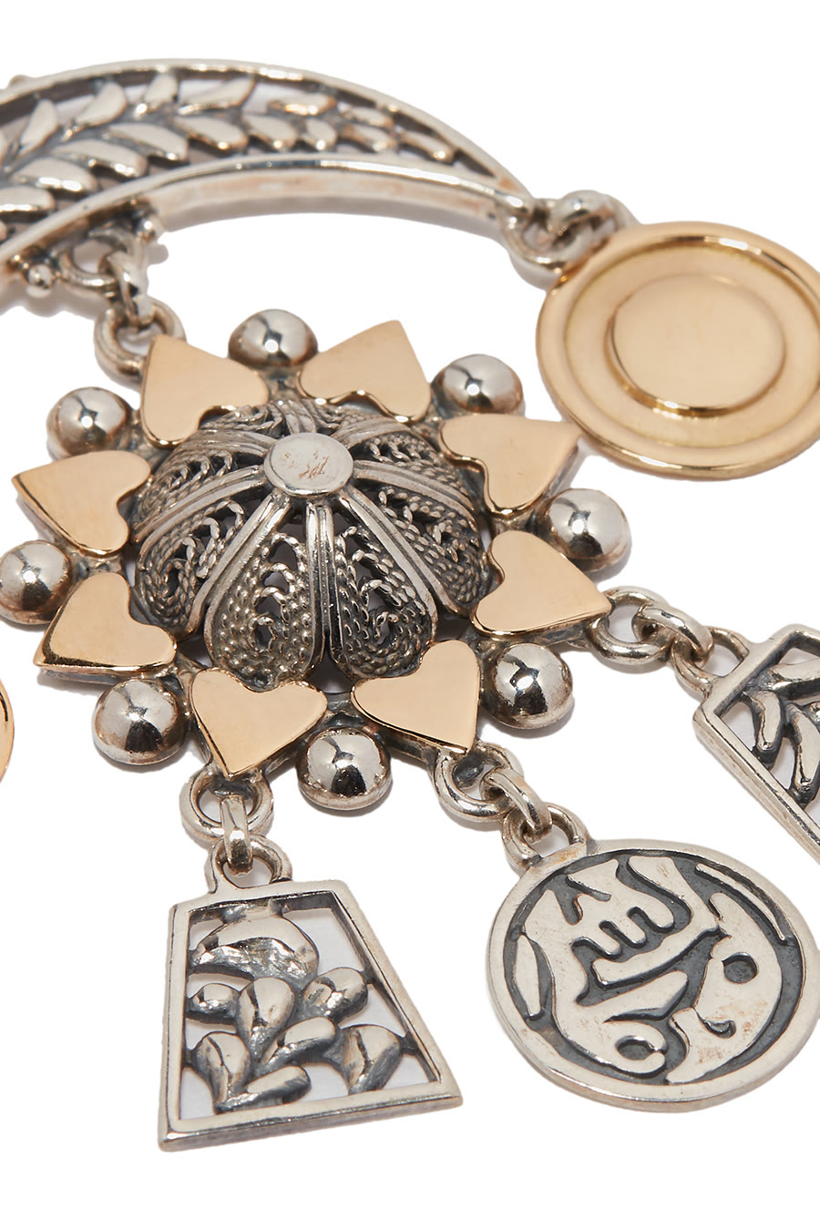 أقراط مزخرفة بالخط العربي