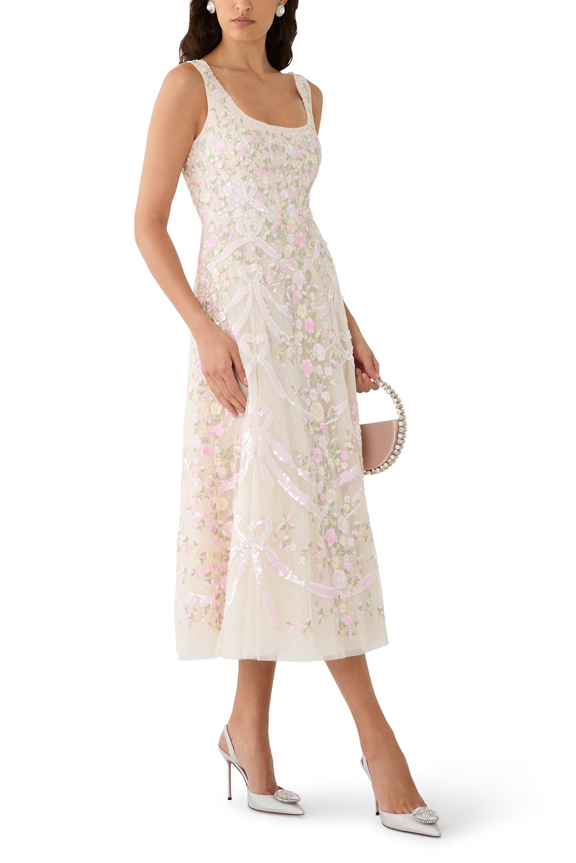 فستان بالرينا بياقة عميقة وتطريزات بتصميم أشرطة وقلب