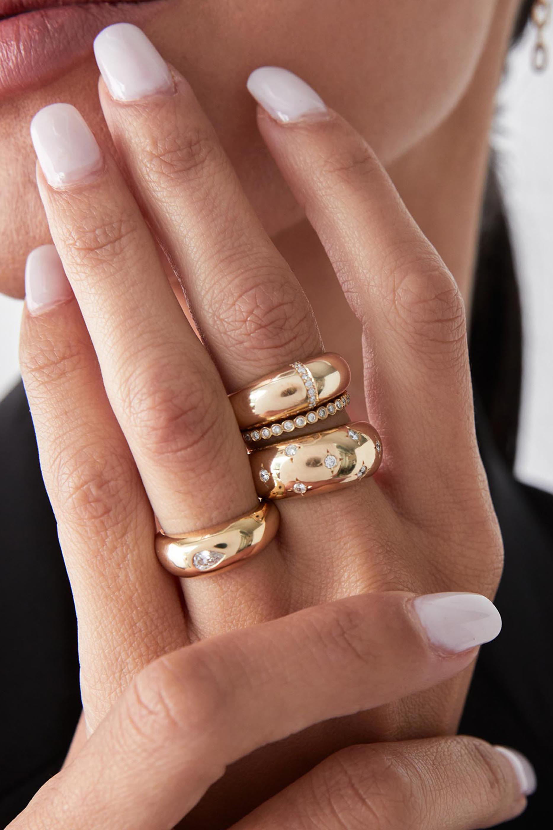 خاتم أورا متوسط مزين بنقشات نجوم متناثرة والماس، ذهب أصفر عيار 14