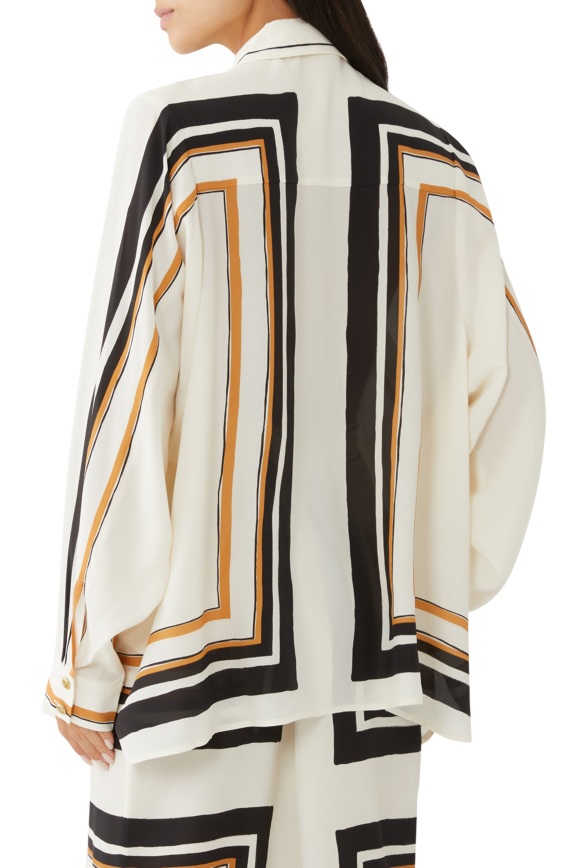 فميص بقصة فضفاضة