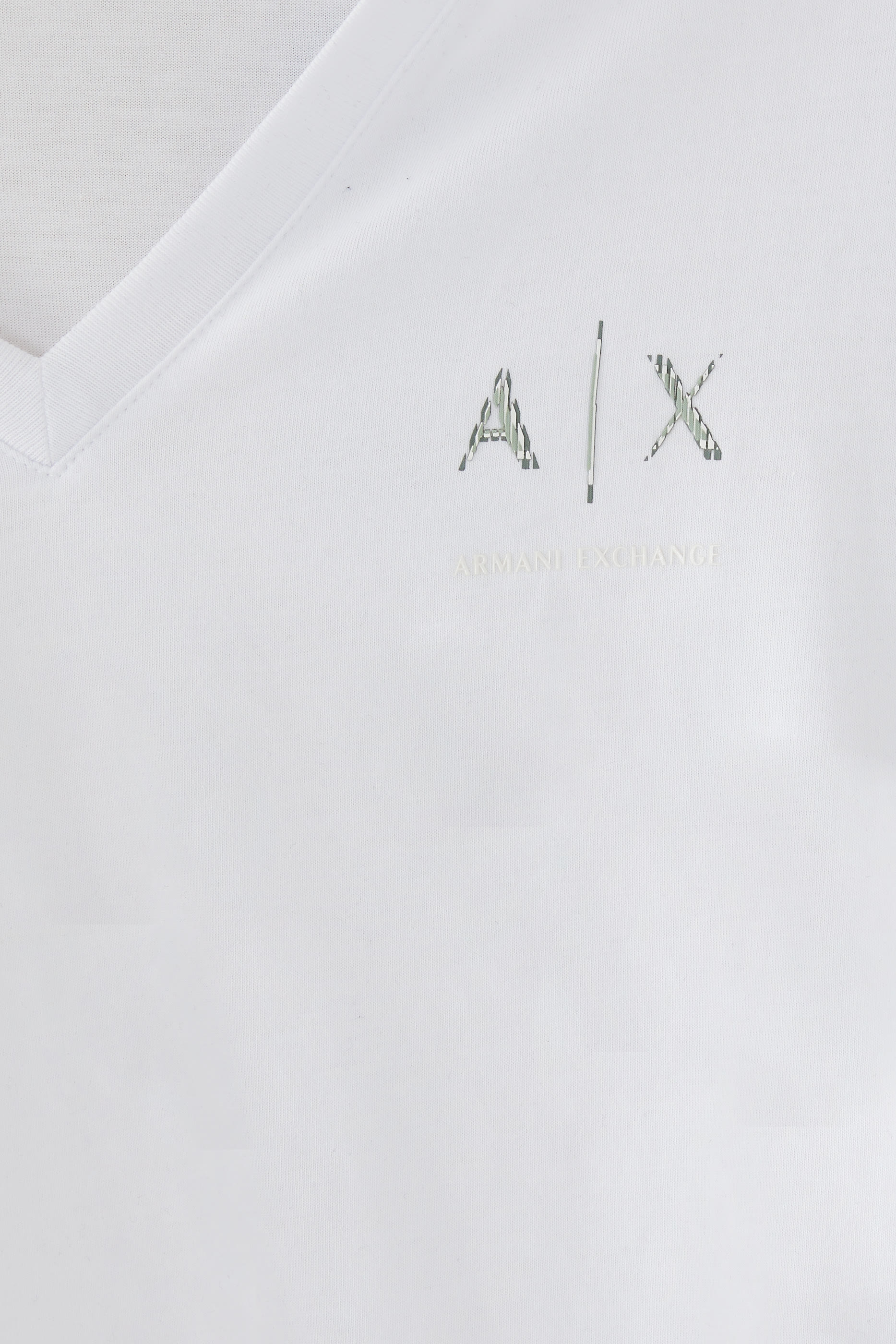 تيشيرت بياقة على شكل حرف V