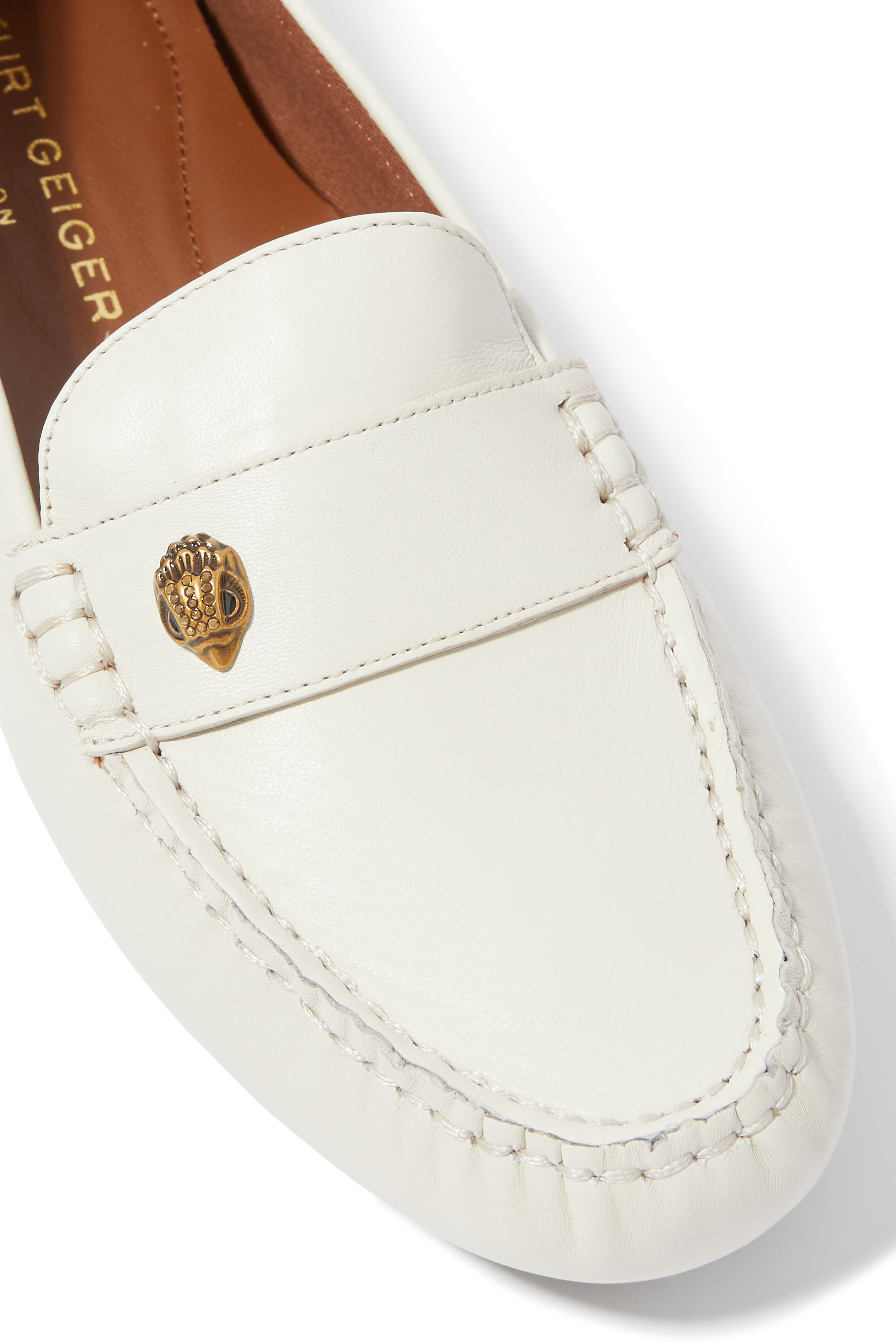 حذاء سهل الارتداء بحلية شعار الماركة