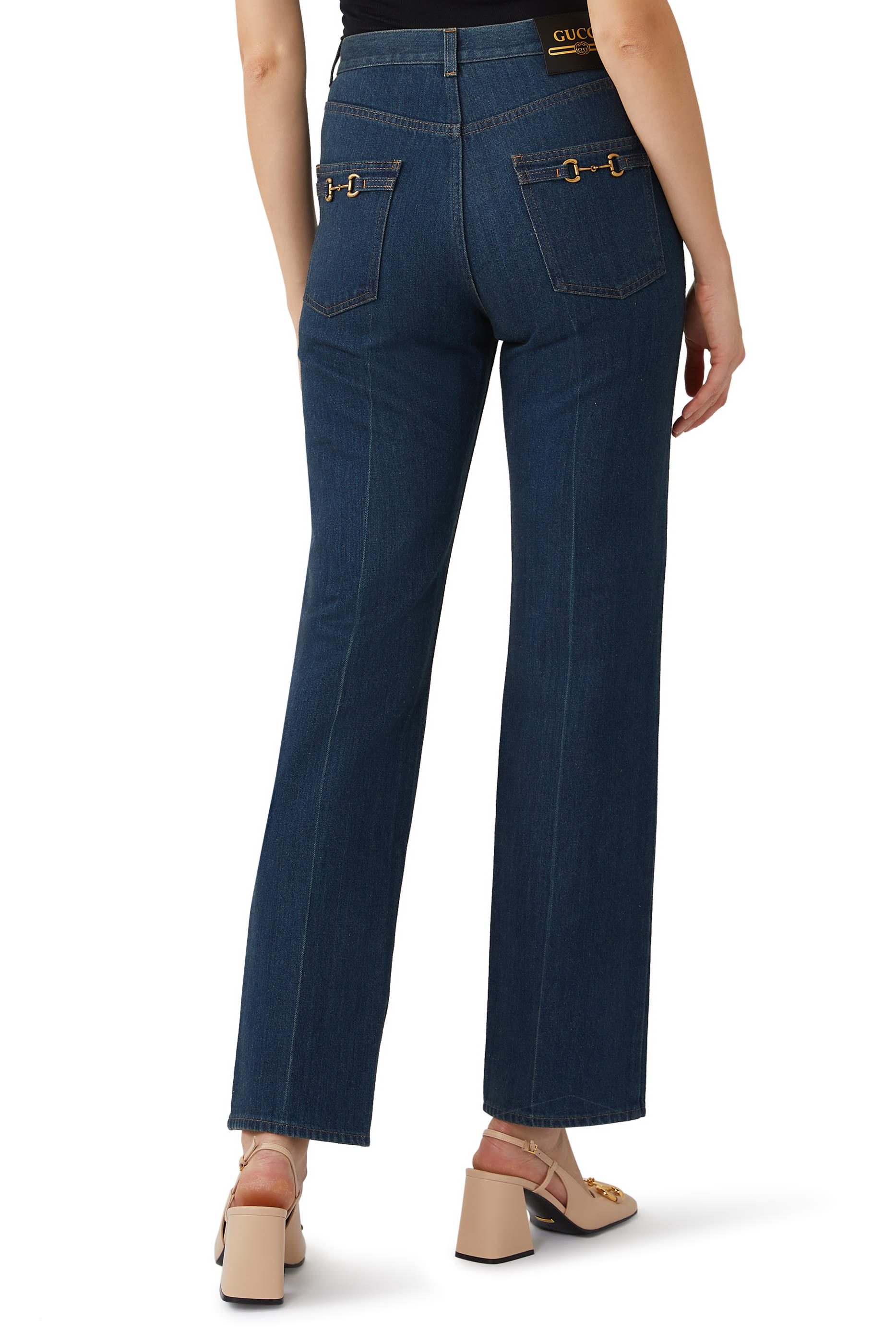 بنطال جينز بشعار الماركة وحلي لجام حصان