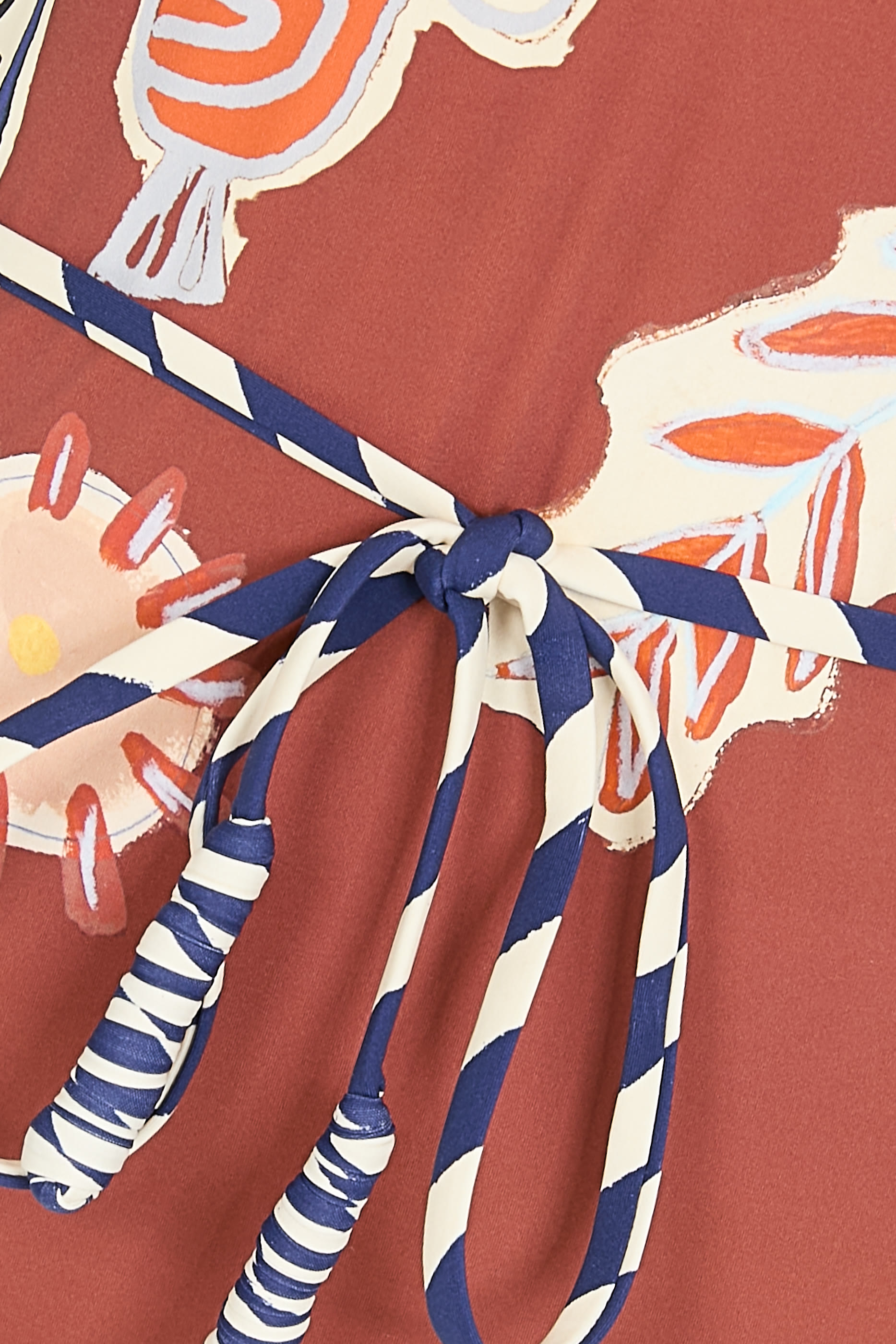 بدلة سباحة سولاي دامور بتصميم قطعة واحدة بياقة V