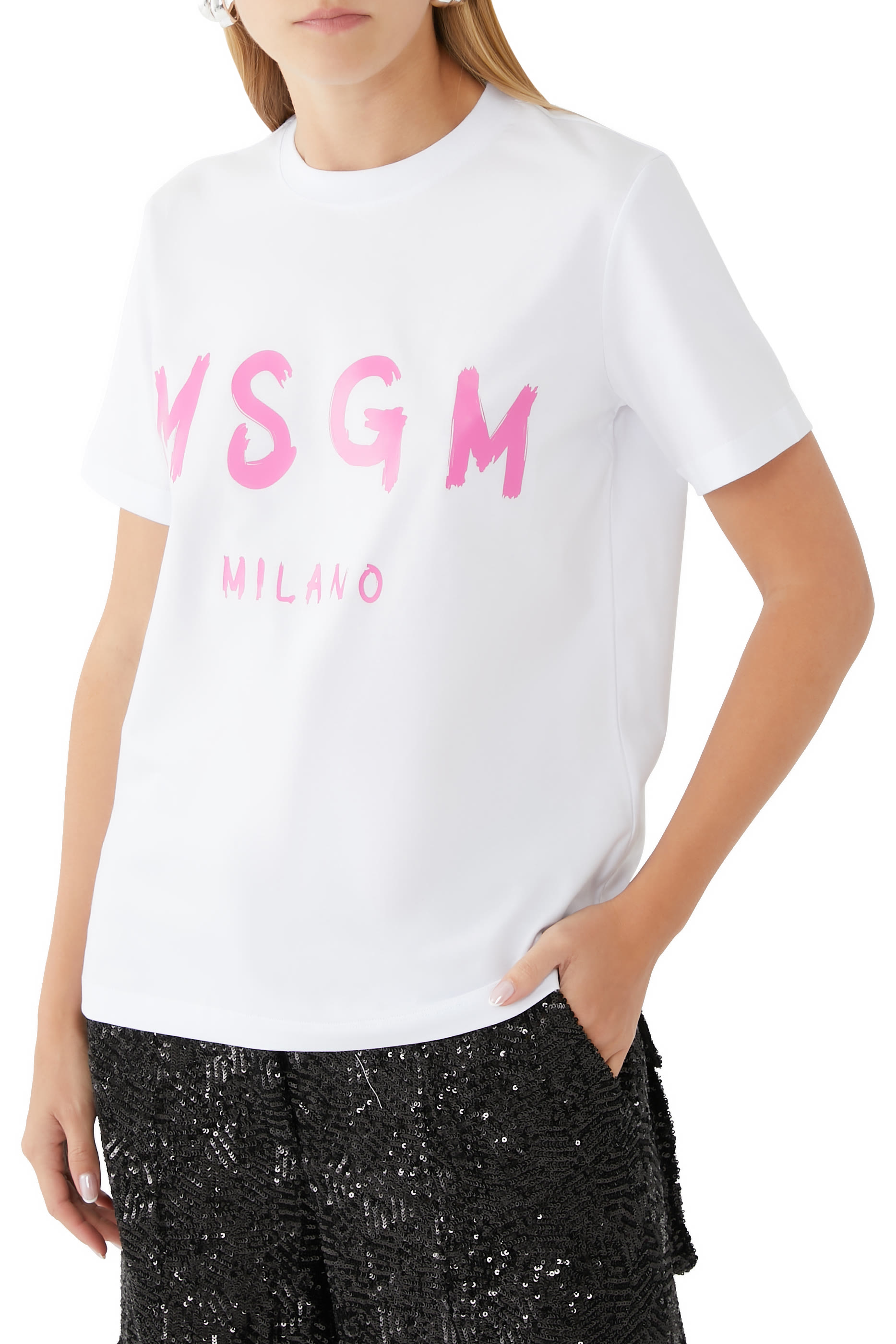 تيشيرت بشعار الماركة بطلاء بخاخ