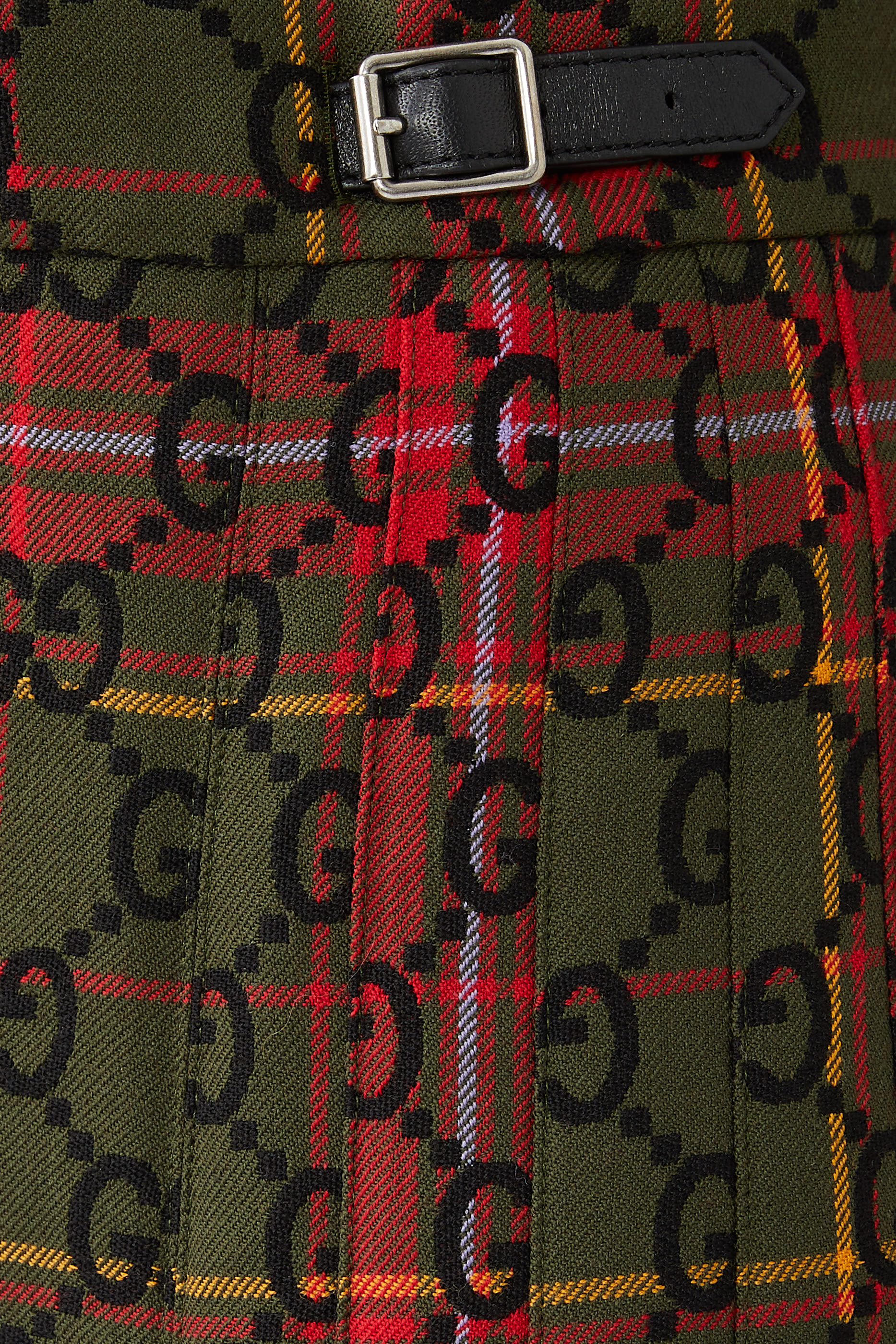 تنورة بنقشة مربعات وتطريزات