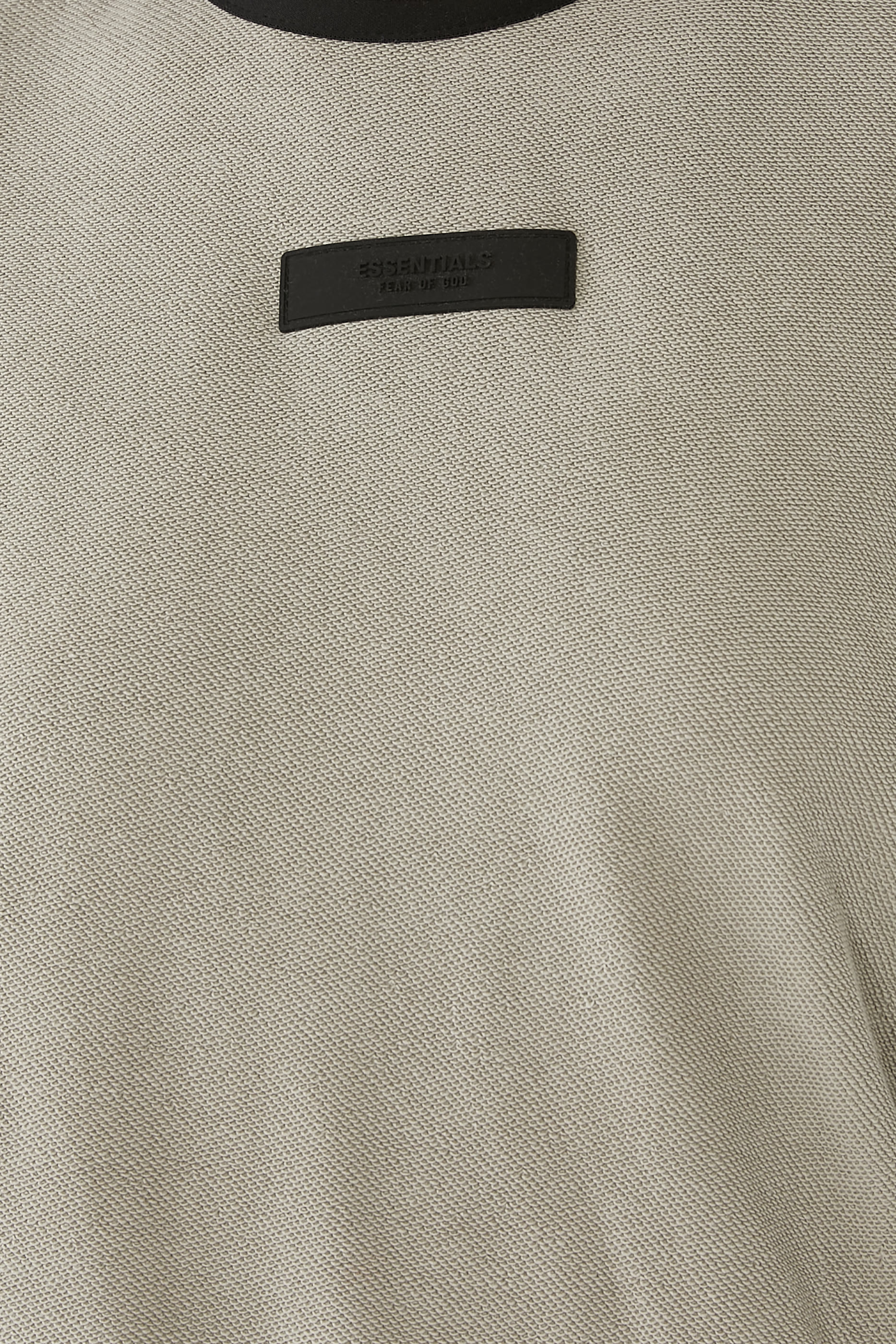 سويت شيرت بياقة ضيقة بشعار الماركة