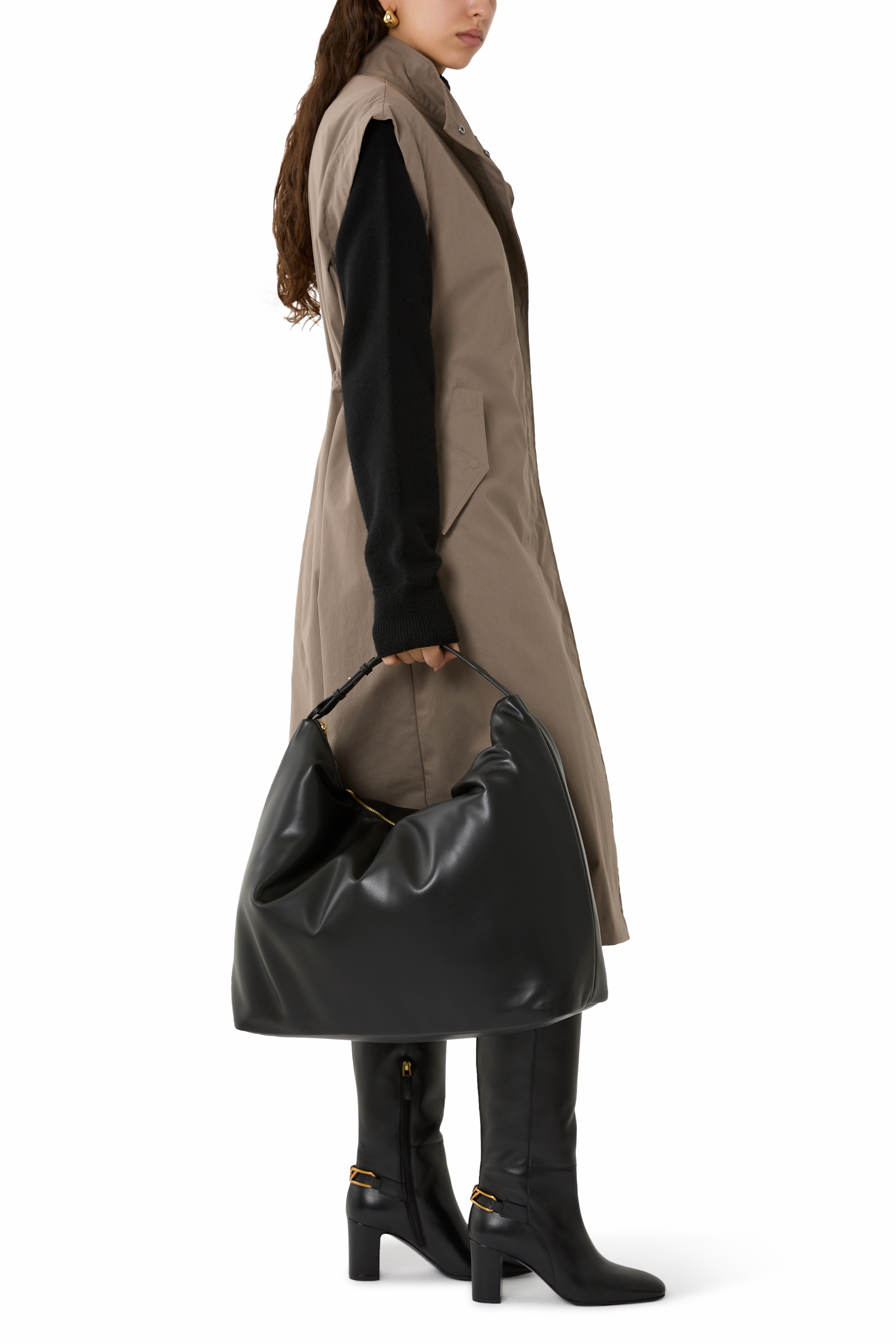 حقيبة هوبو كبيرة مزينة بشعار الماركة