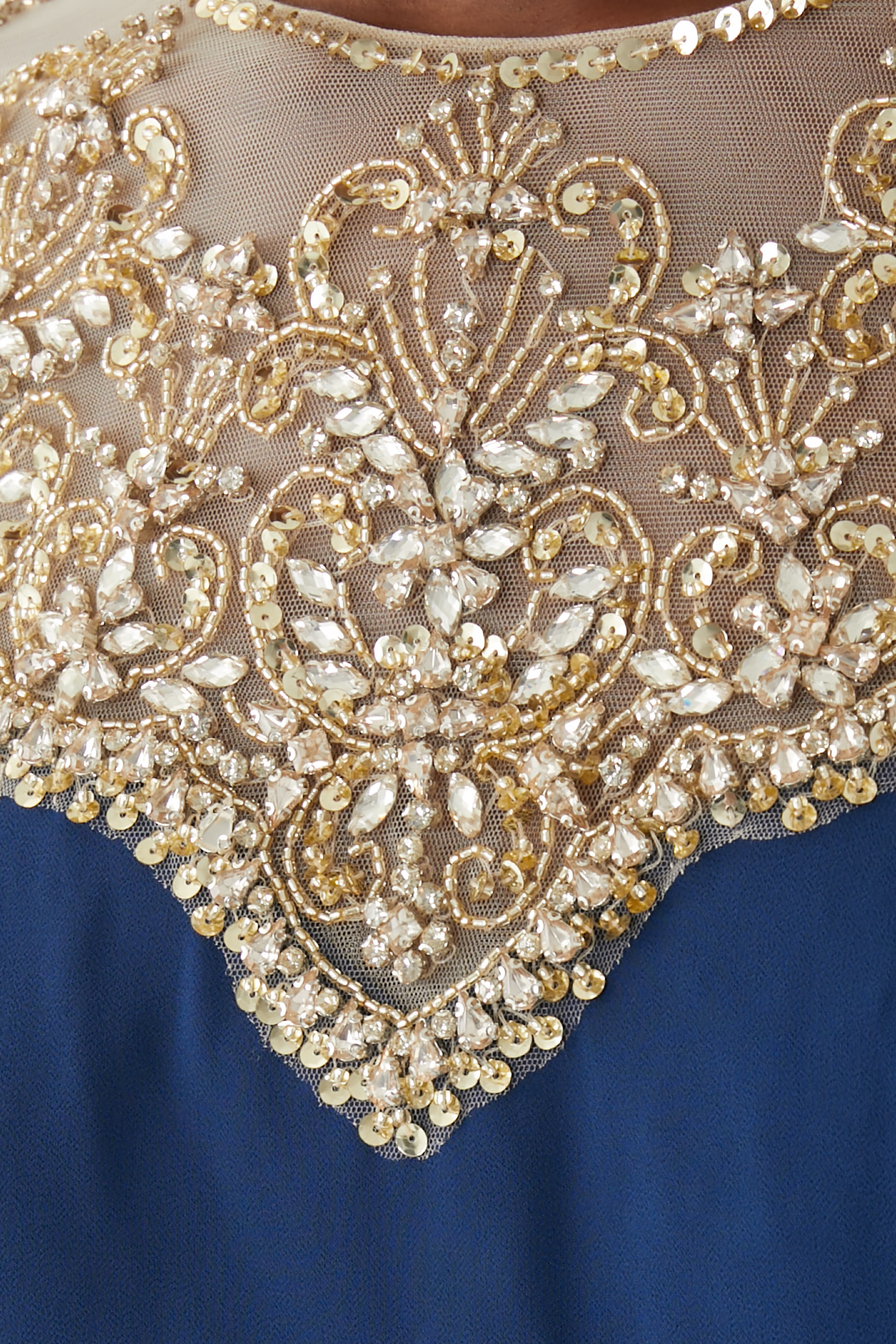 فستان سهرة بكشكش وتطريزات