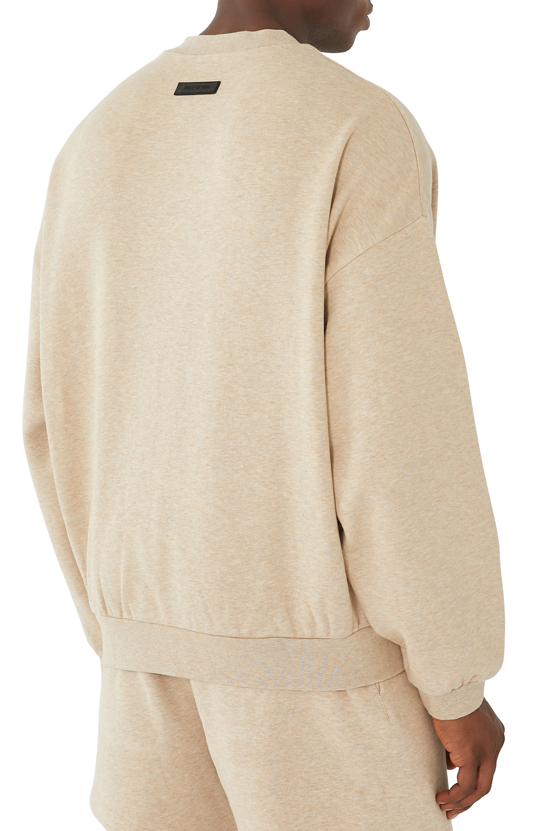 سويت شيرت بياقة ضيقة بشعار اسنشالز